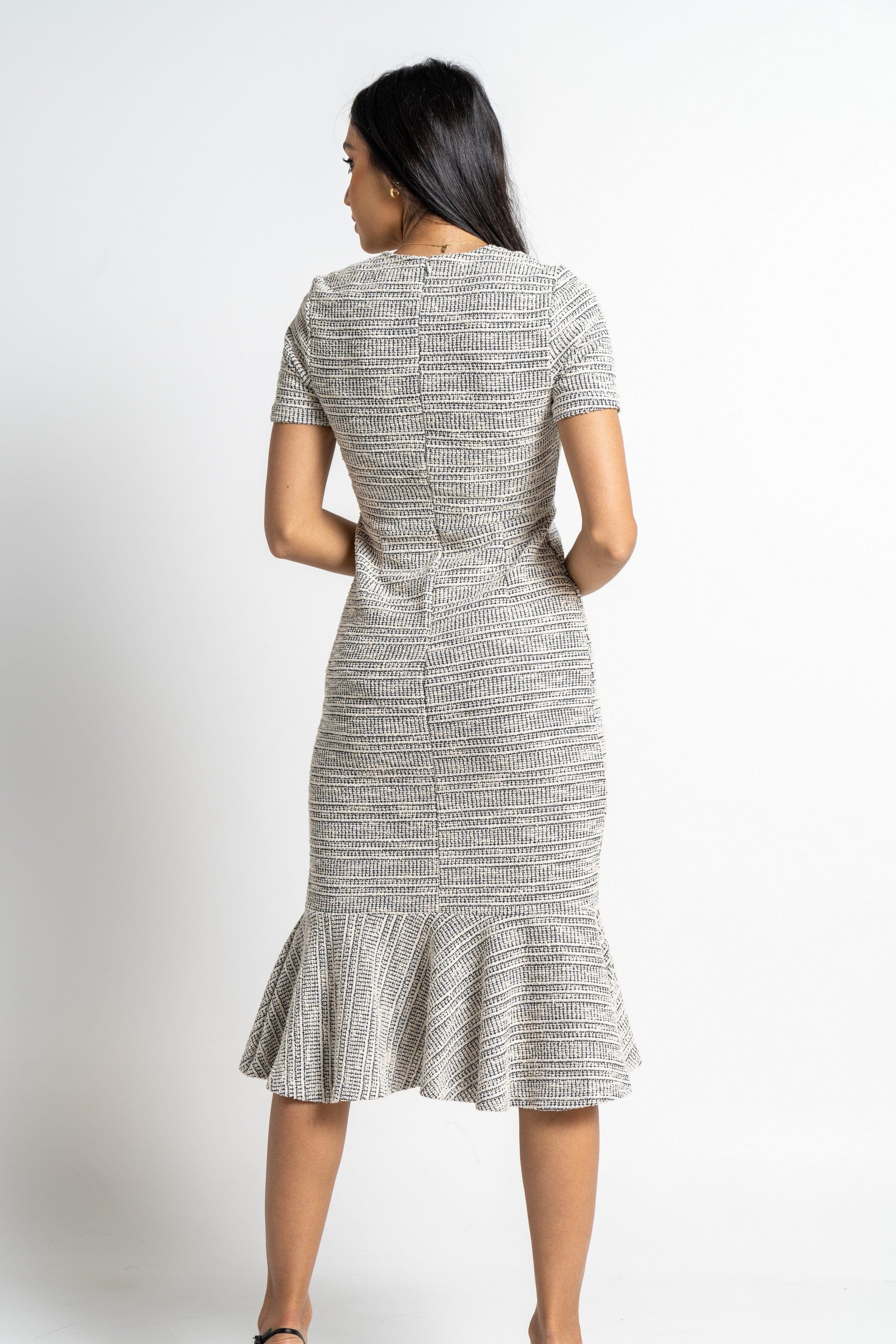 نتشي فستان ميدي بأكمام قصيرة منسوج بقصة سمكة