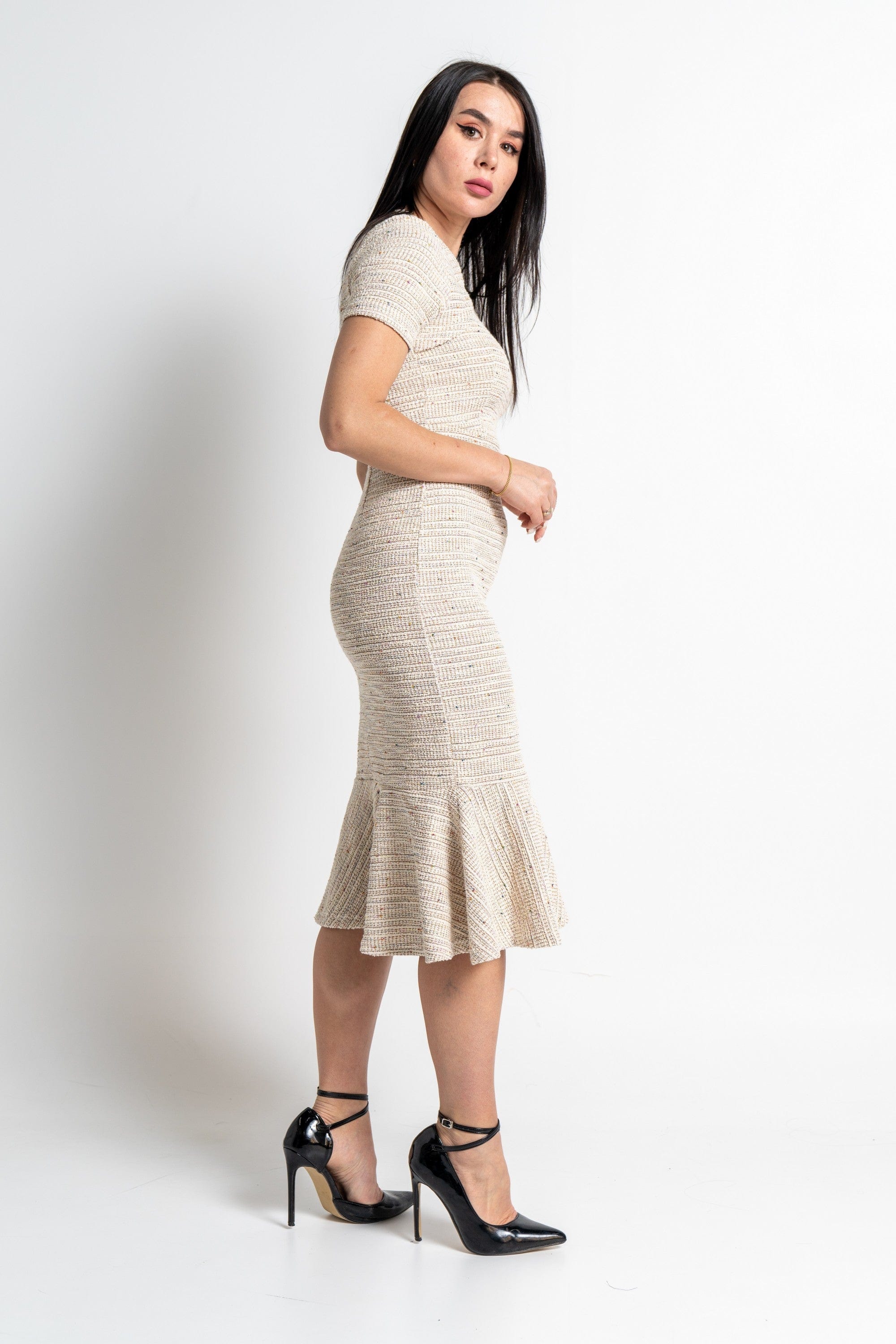 نتشي فستان ميدي بأكمام قصيرة منسوج بقصة سمكة