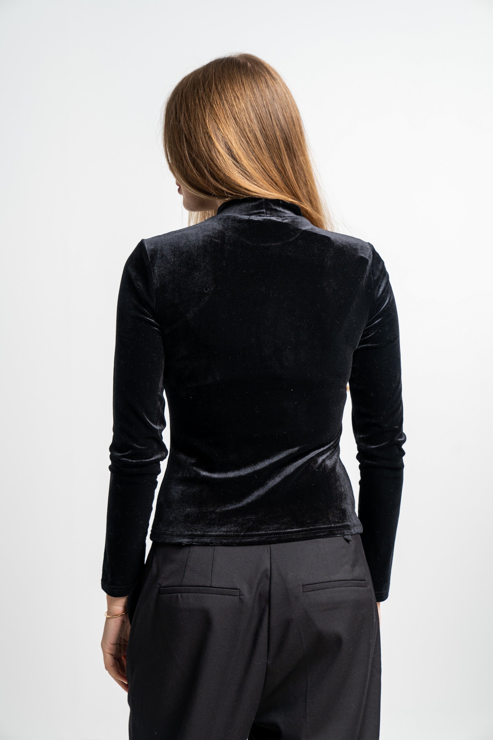 نتشي بلوزة سادة بفتحتين كم طويل نسائي