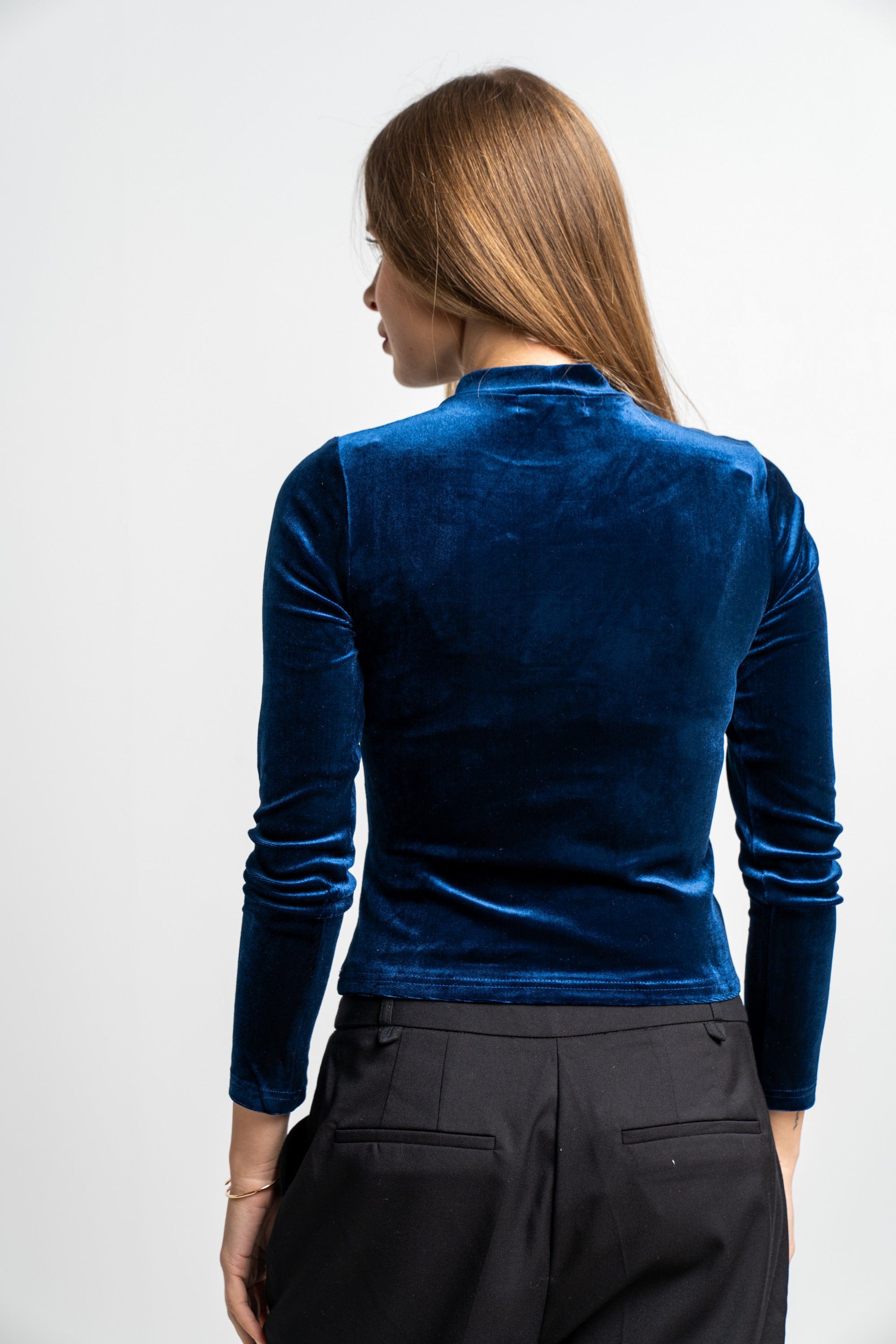 نتشي بلوزة بفتحة صدر كم طويل سادة نسائية