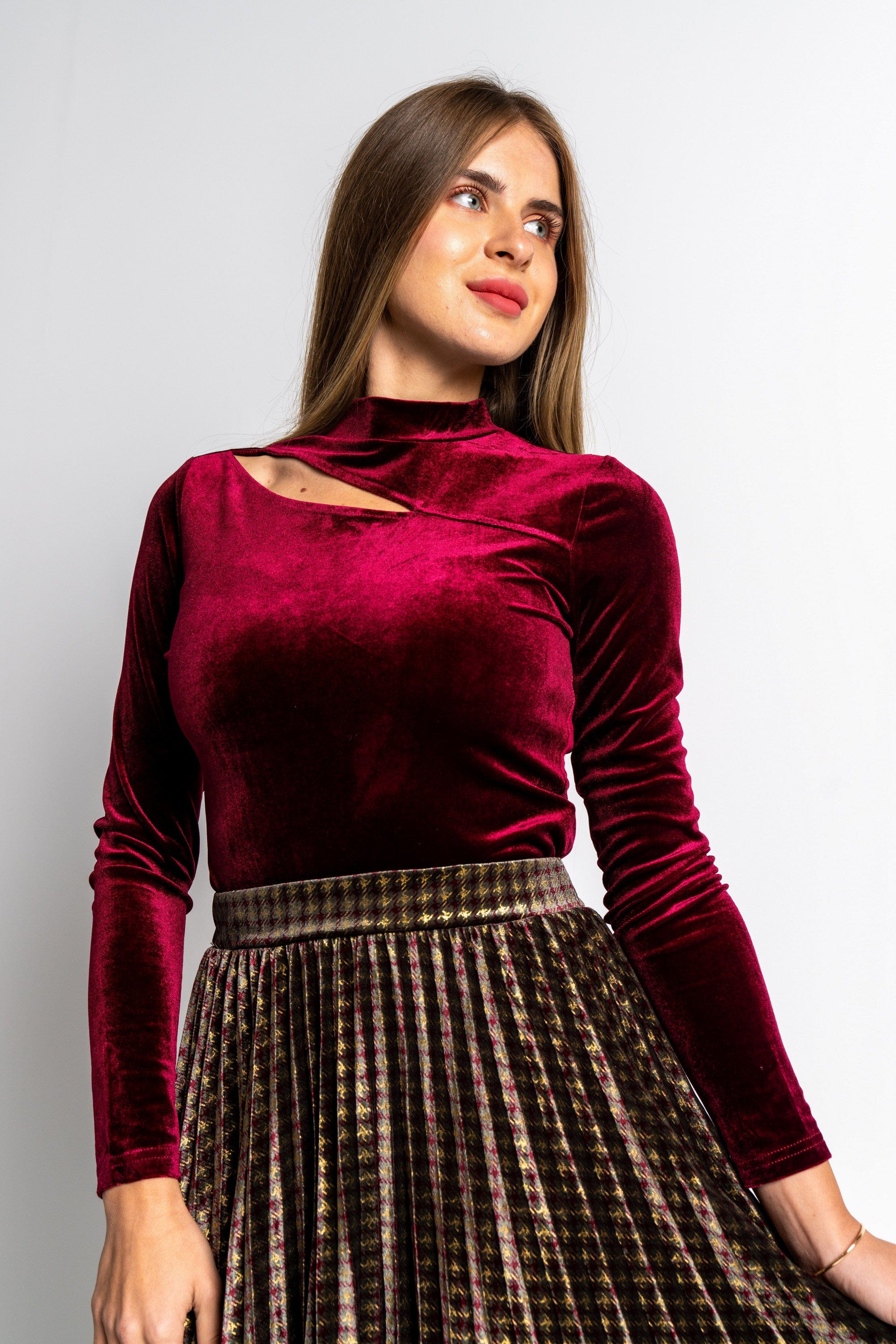 نتشي بلوزة بفتحة صدر كم طويل سادة نسائية