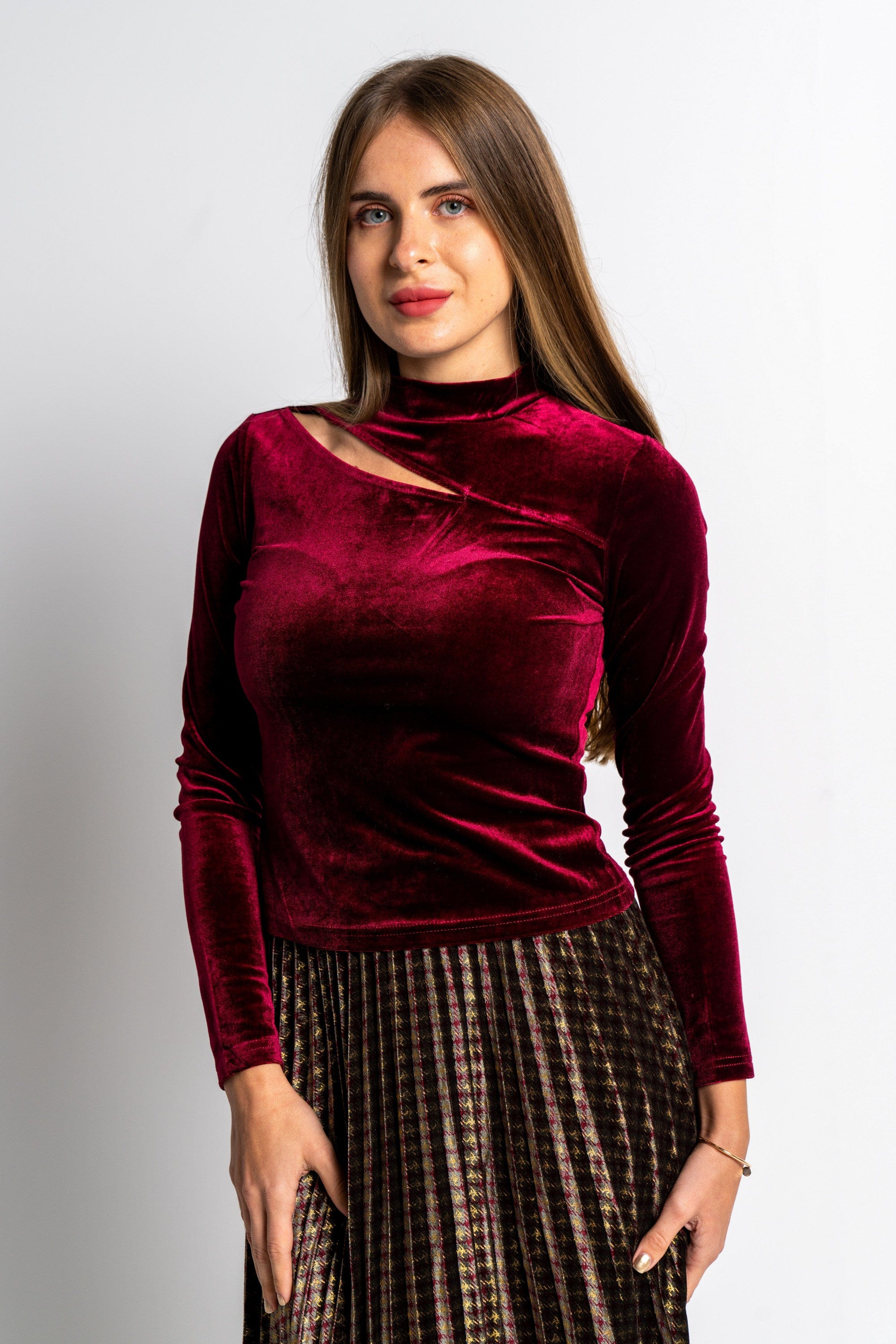 نتشي بلوزة بفتحة صدر كم طويل سادة نسائية