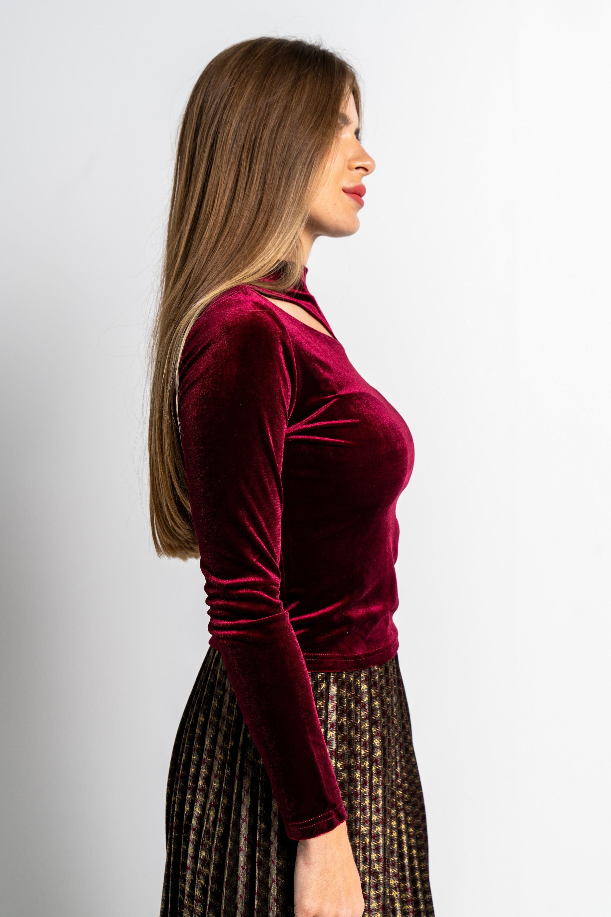 نتشي بلوزة بفتحة صدر كم طويل سادة نسائية