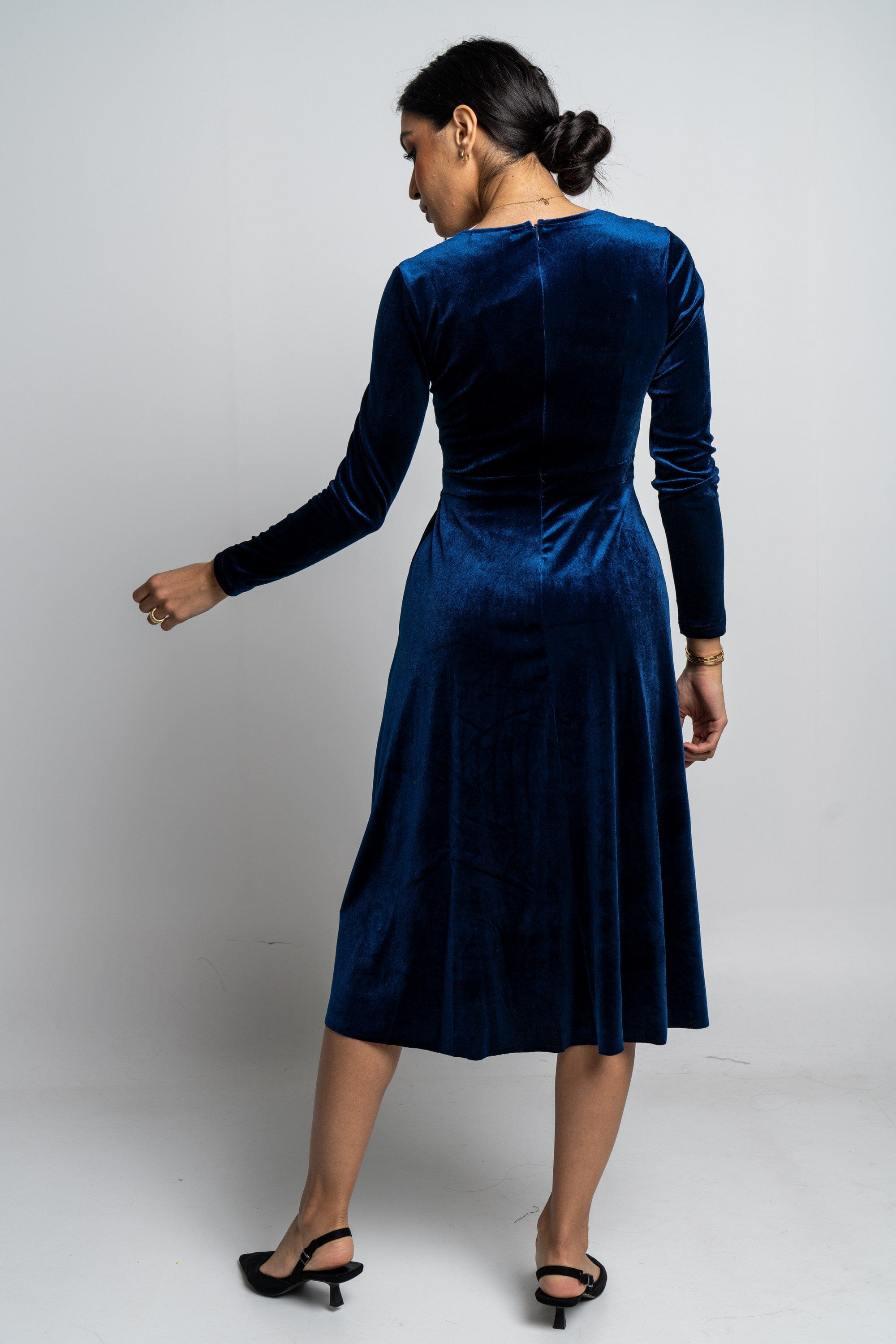 نتشي فستان ميدي سادة مخصر كم طويل نسائي