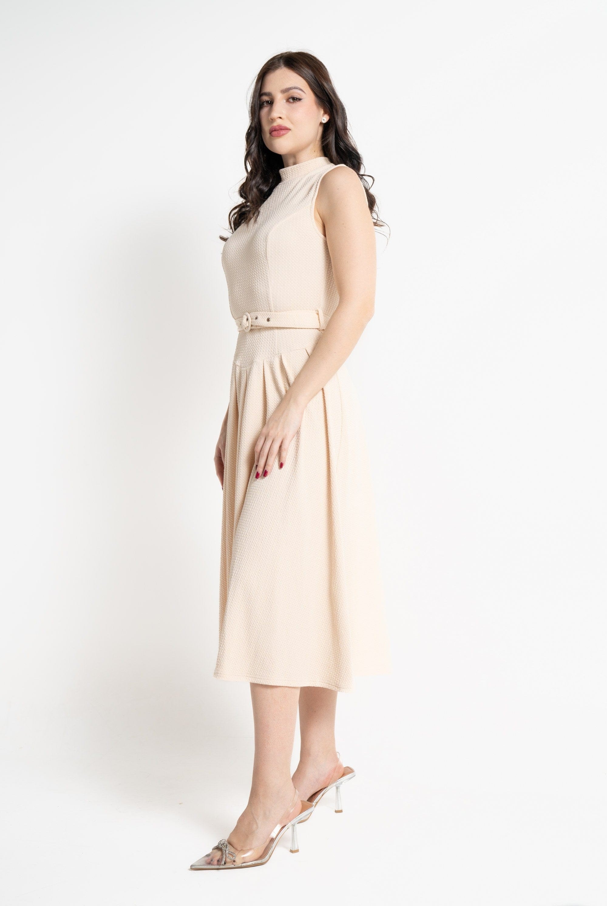 نتشي فستان ميدي بدون أكمام بكسرات برباط خصر