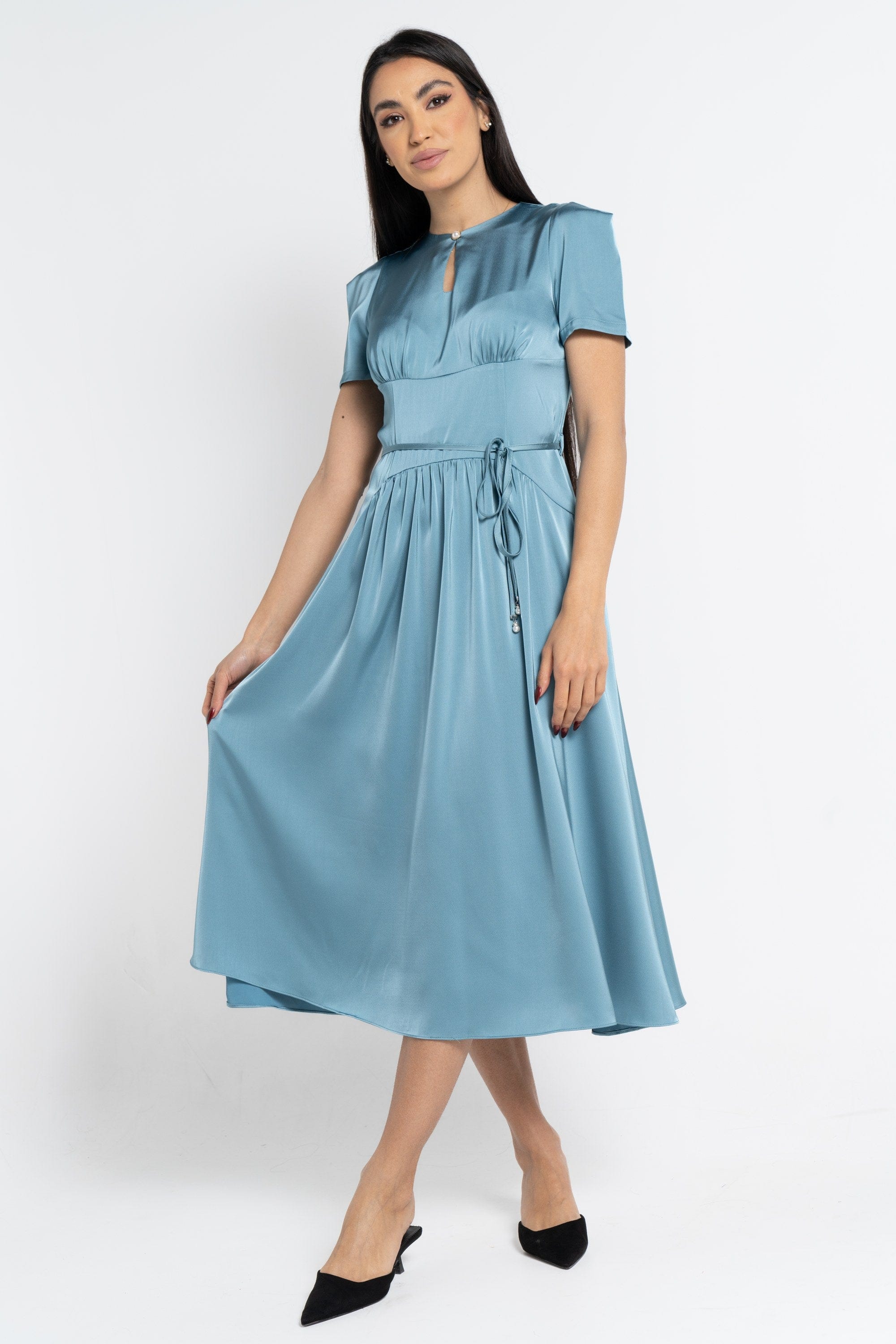 نتشي فستان ميدي بأكمام قصيرة ناعم مفتوح من الصدر