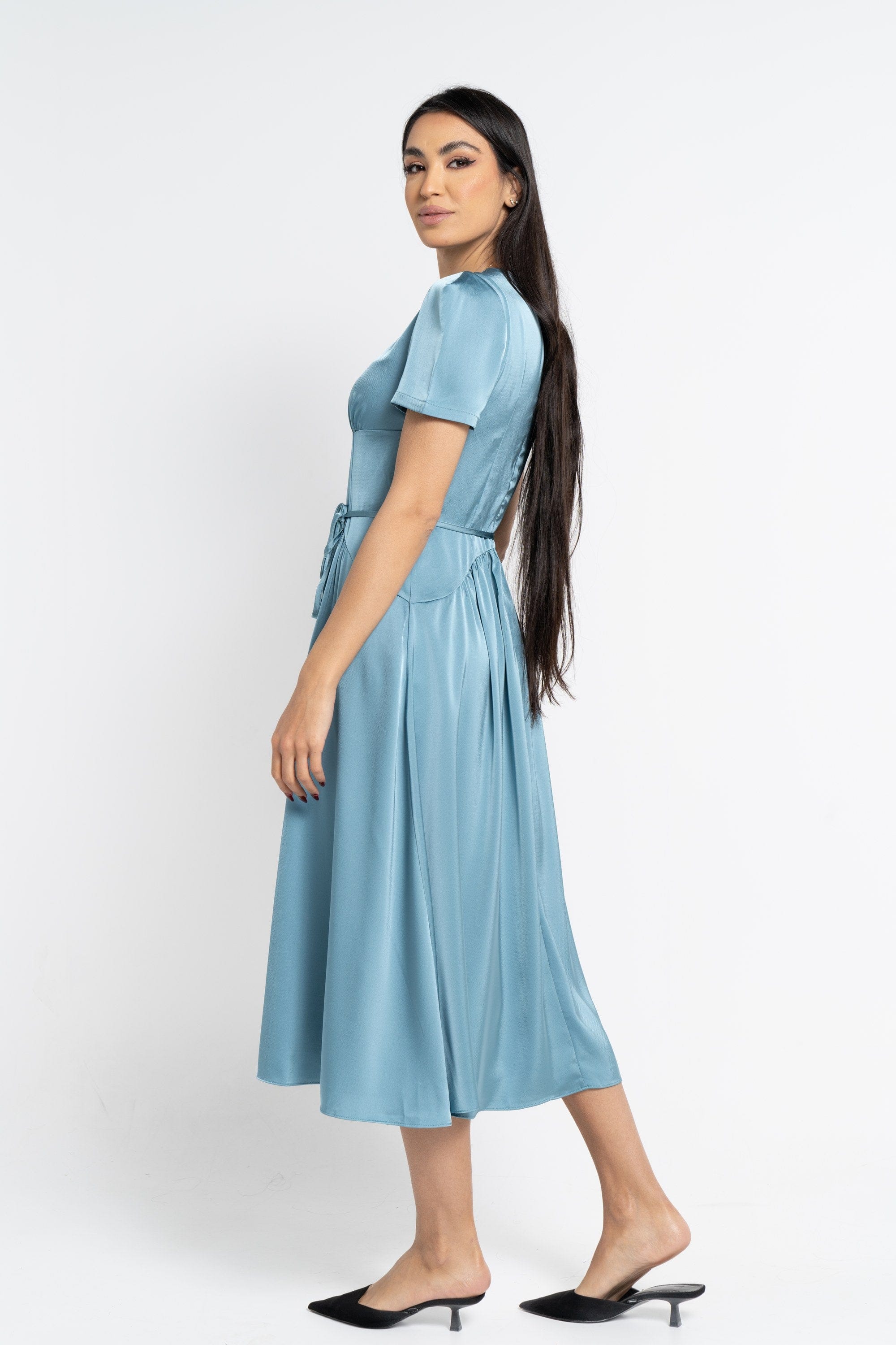 نتشي فستان ميدي بأكمام قصيرة ناعم مفتوح من الصدر