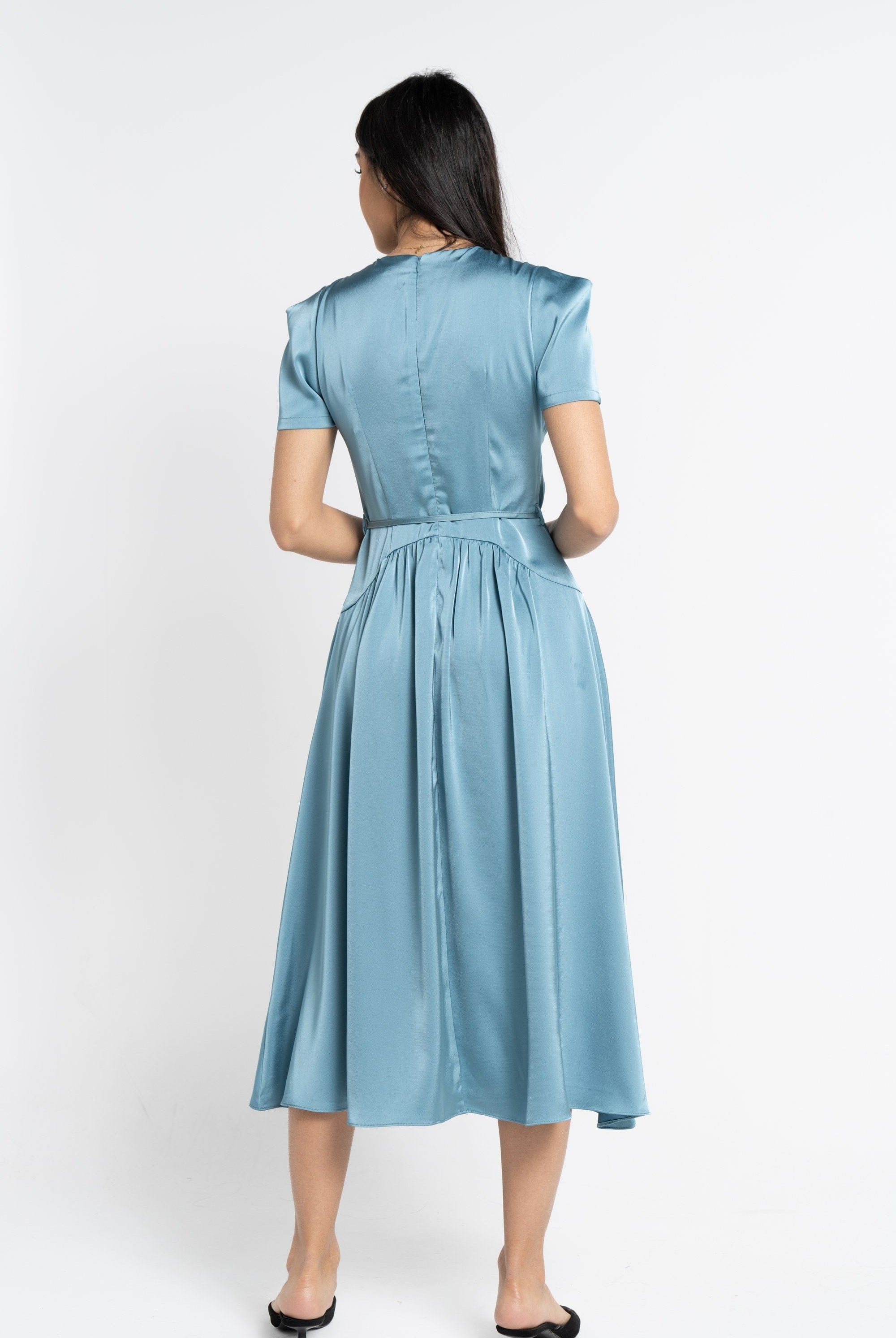 نتشي فستان ميدي بأكمام قصيرة ناعم مفتوح من الصدر