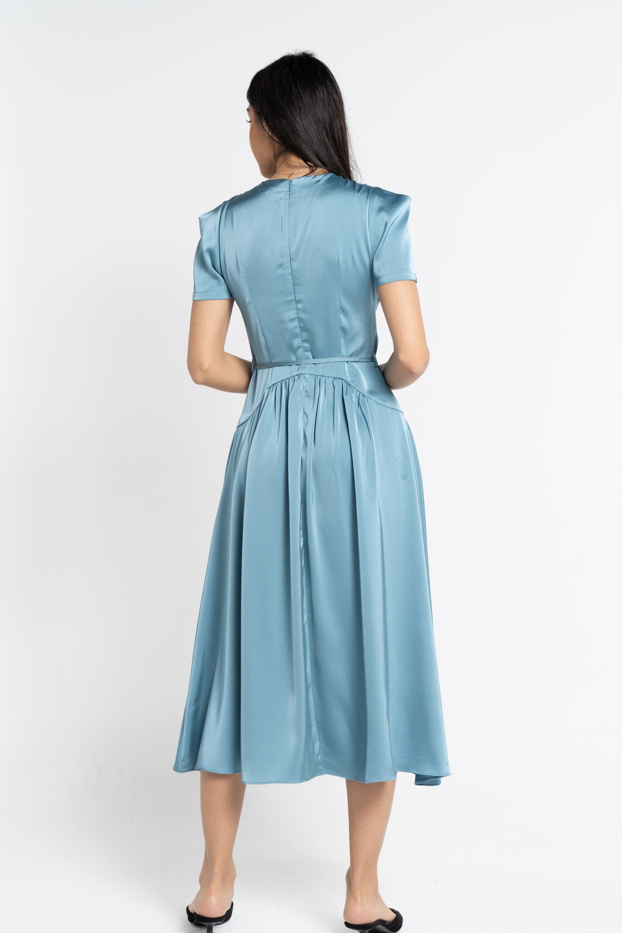 نتشي فستان ميدي بأكمام قصيرة ناعم مفتوح من الصدر