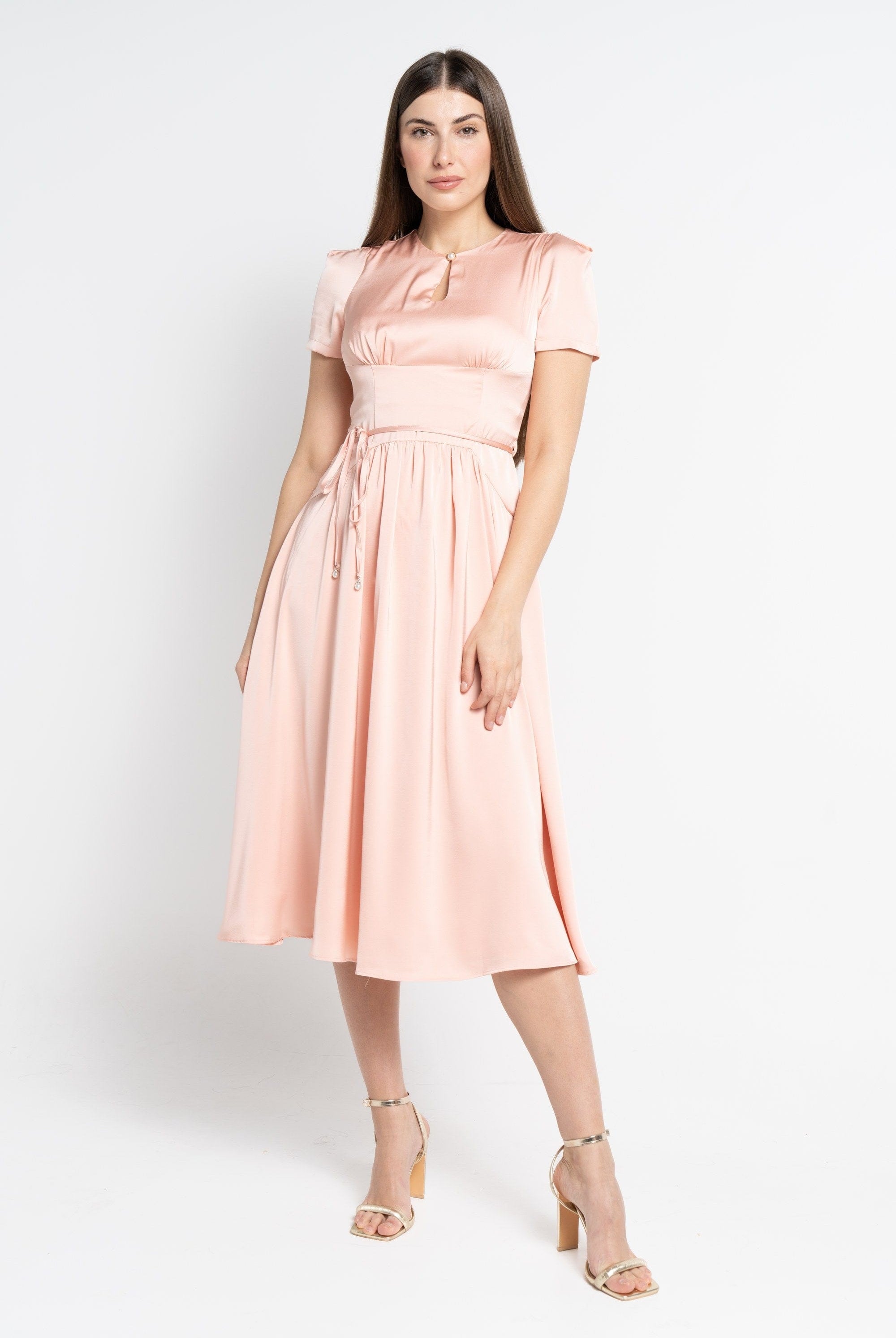 نتشي فستان ميدي بأكمام قصيرة ناعم مفتوح من الصدر