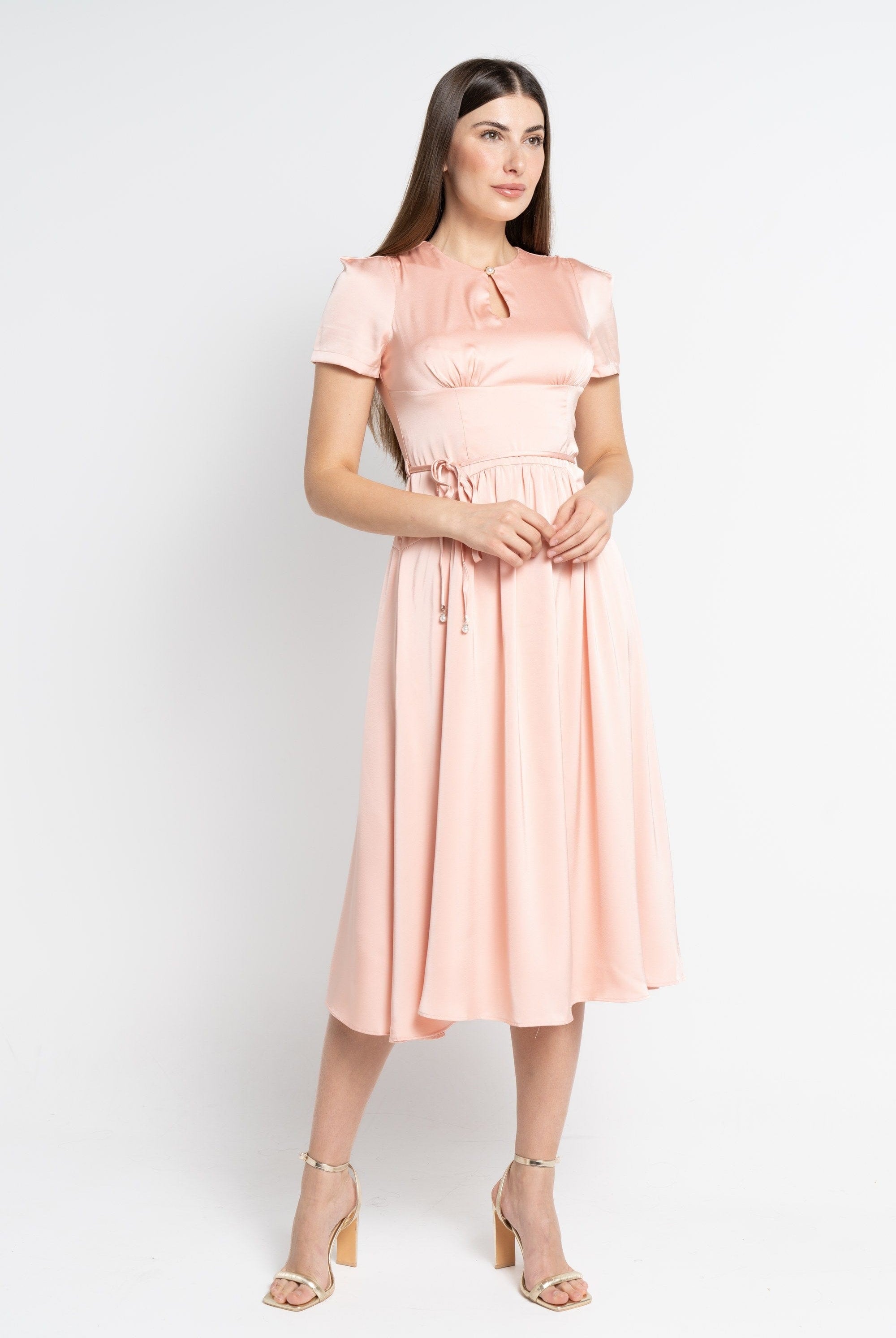 نتشي فستان ميدي بأكمام قصيرة ناعم مفتوح من الصدر