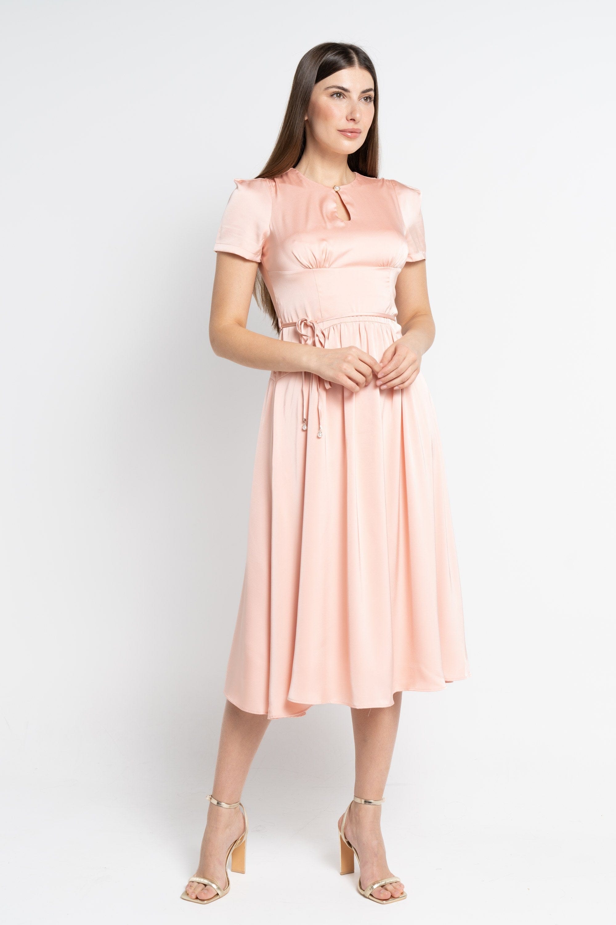 نتشي فستان ميدي بأكمام قصيرة ناعم مفتوح من الصدر