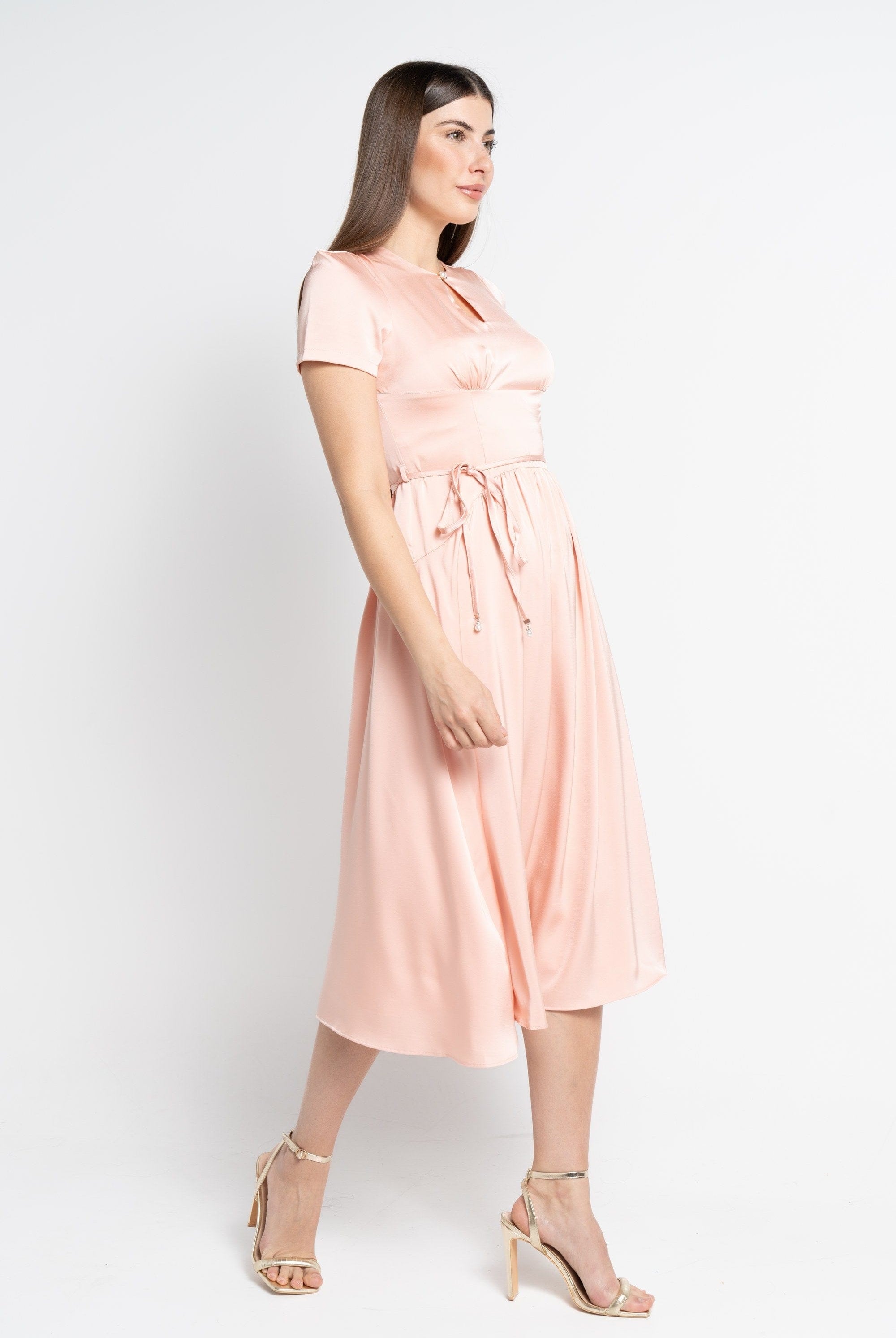 نتشي فستان ميدي بأكمام قصيرة ناعم مفتوح من الصدر