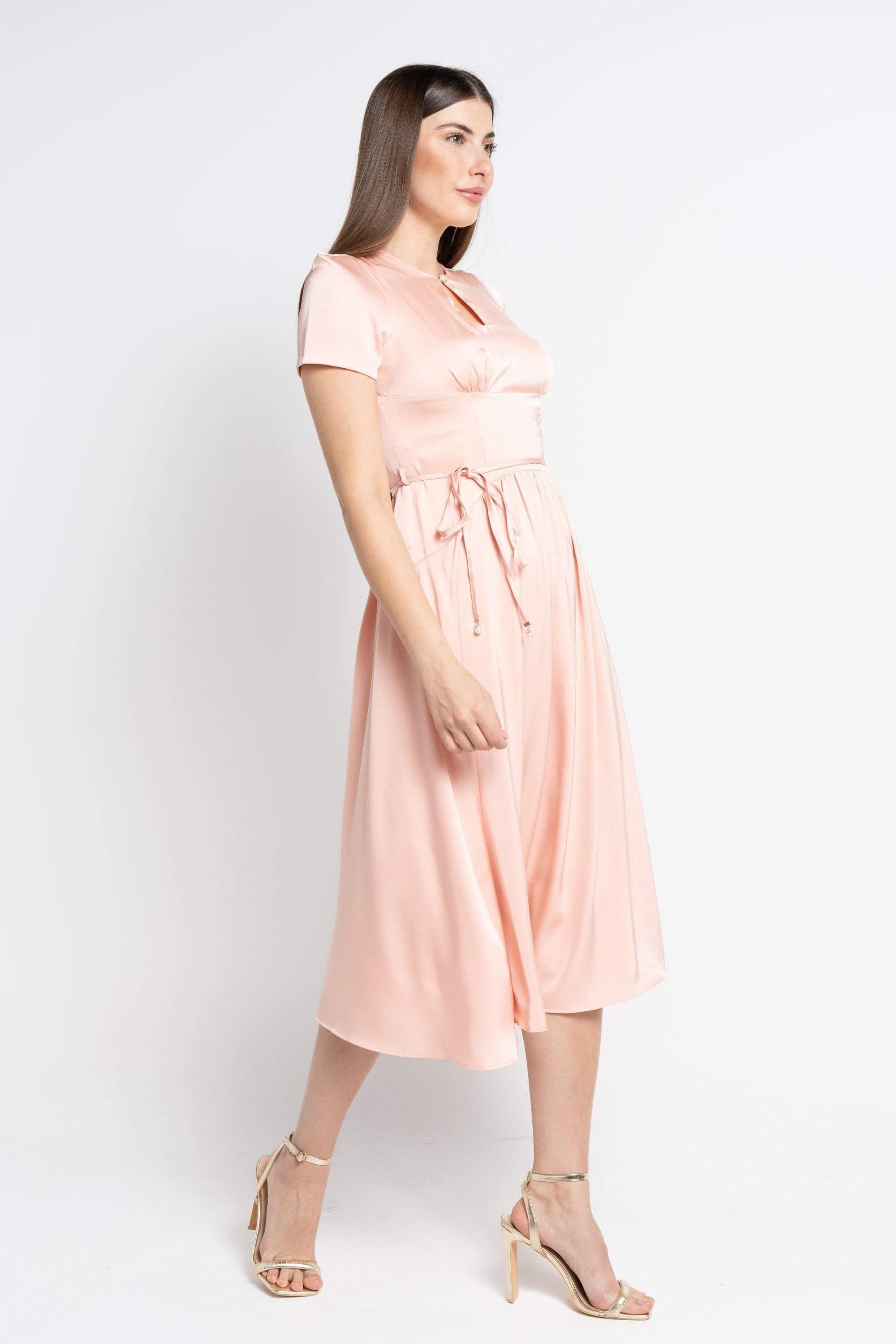 نتشي فستان ميدي بأكمام قصيرة ناعم مفتوح من الصدر