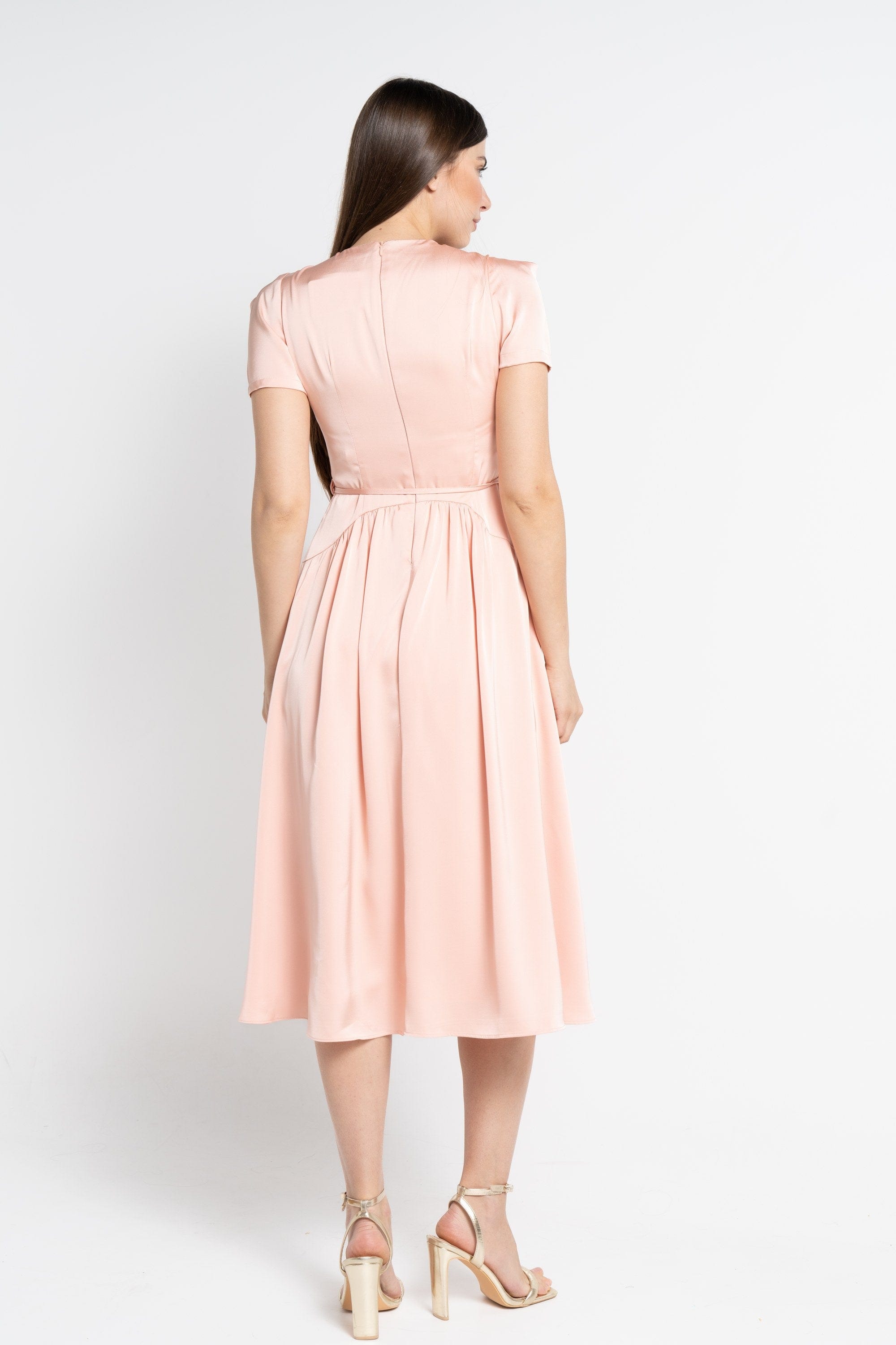 نتشي فستان ميدي بأكمام قصيرة ناعم مفتوح من الصدر