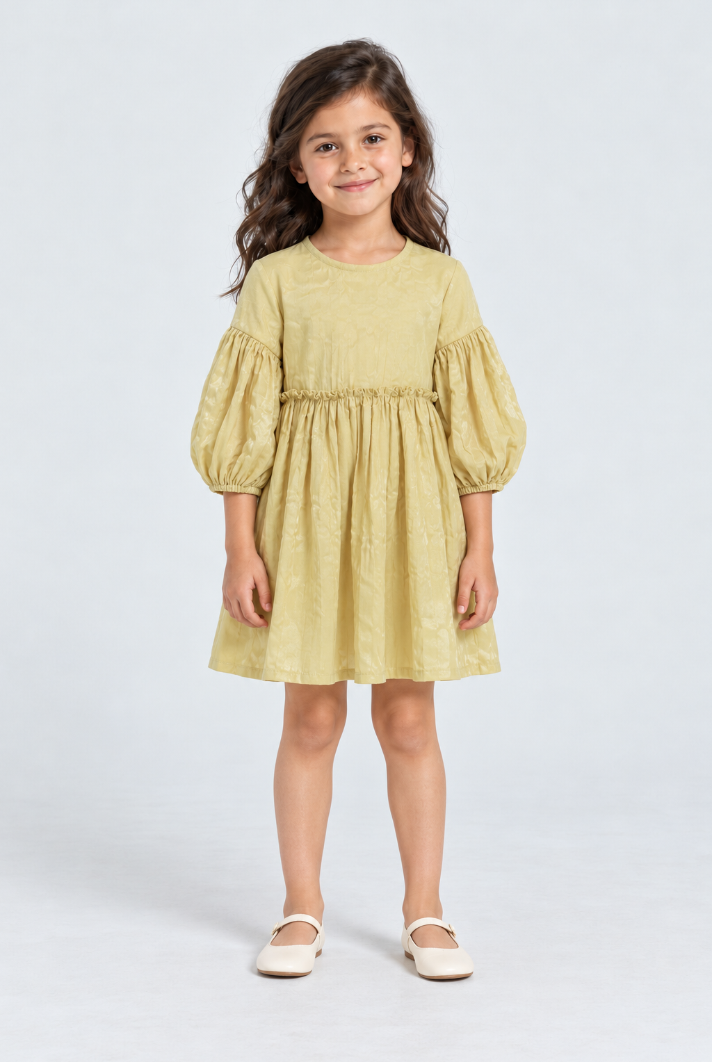 فستان واسع مكشكش من أسفل كم طويل بف بناتي — front model view