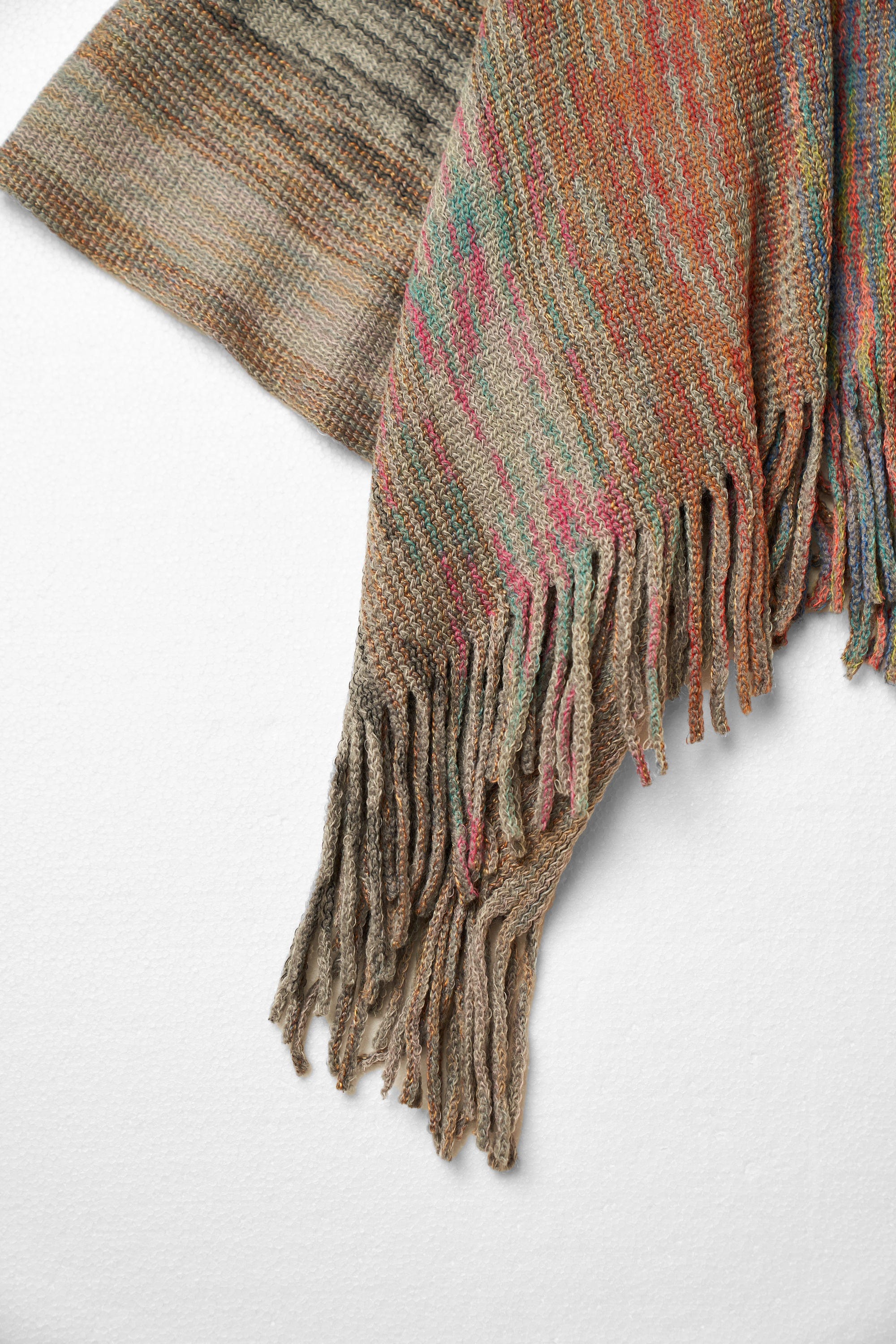 ميكا شال نسائي منقوش مخطط بالخيوط وأكمام