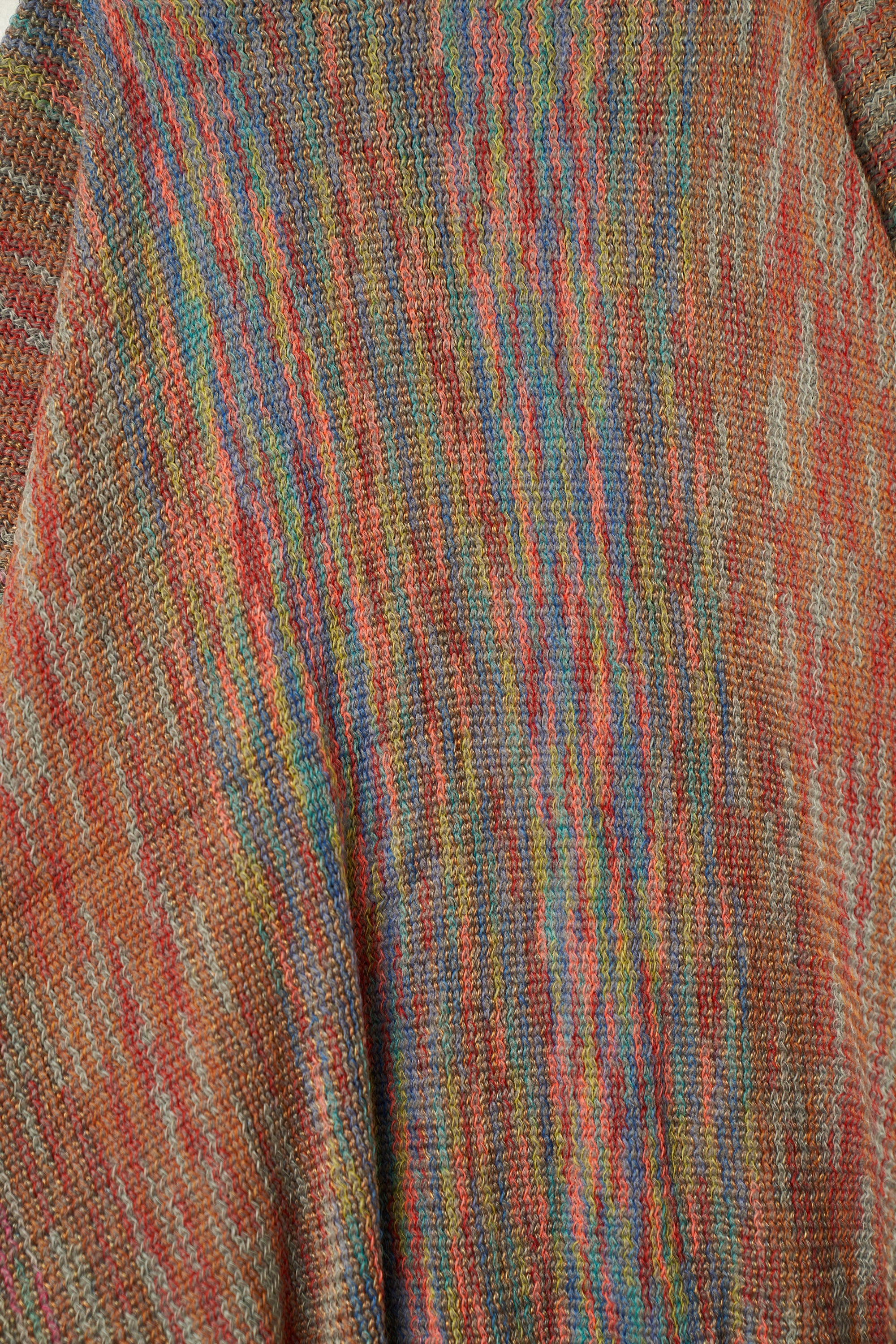 ميكا شال نسائي منقوش مخطط بالخيوط وأكمام