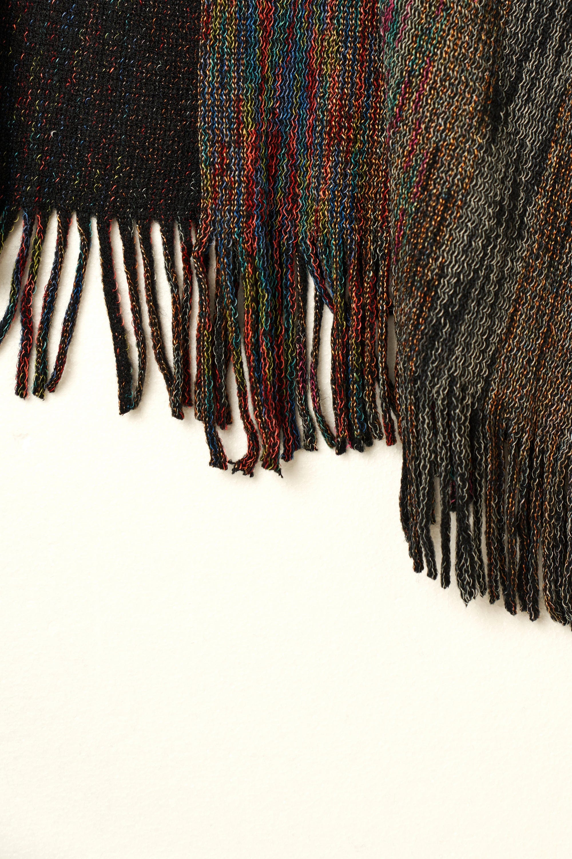 ميكا شال منقوش مزين بخيوط نسائي أسود