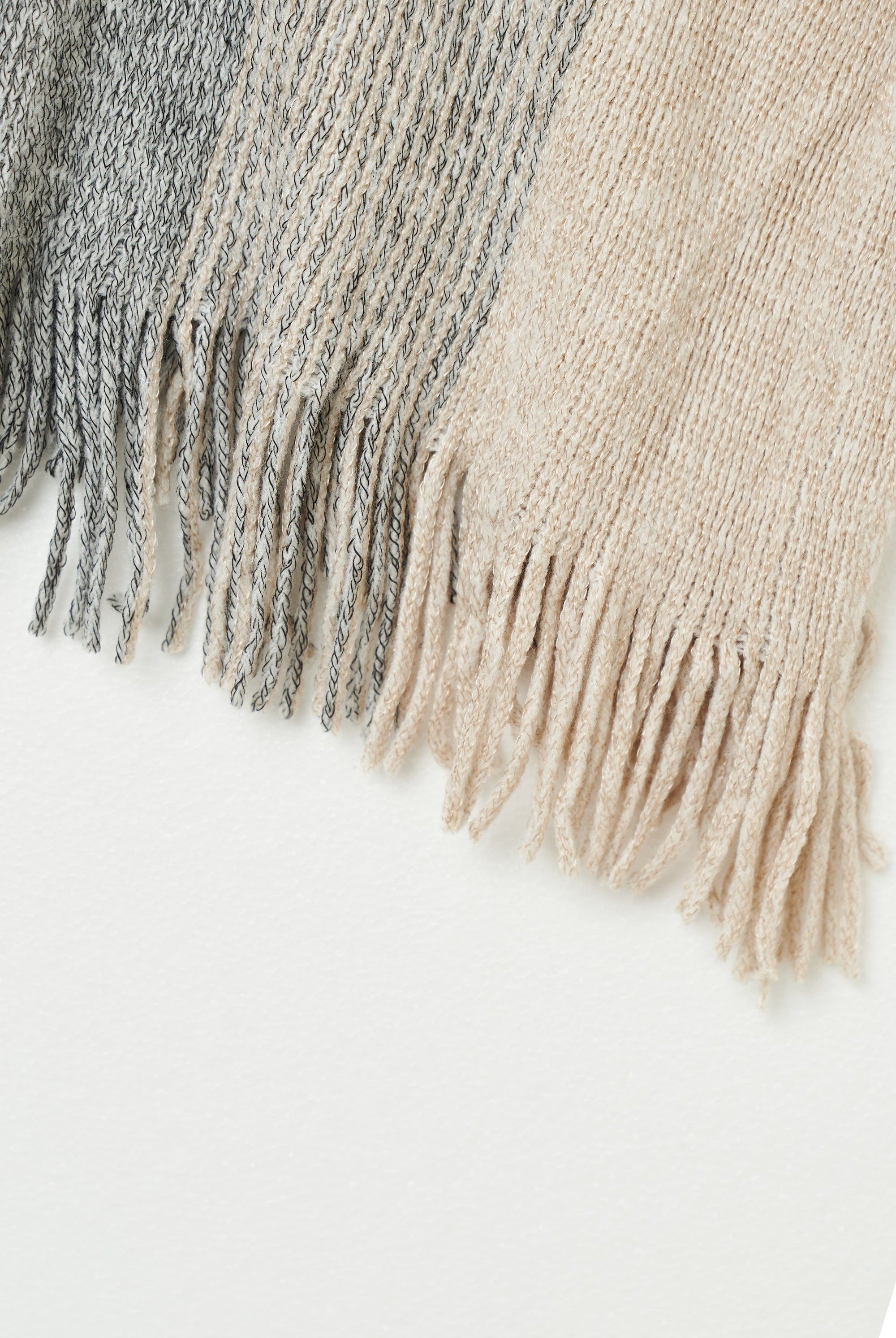 ميكا شال مزين بخيوط كاروهات واكمام قصيرة