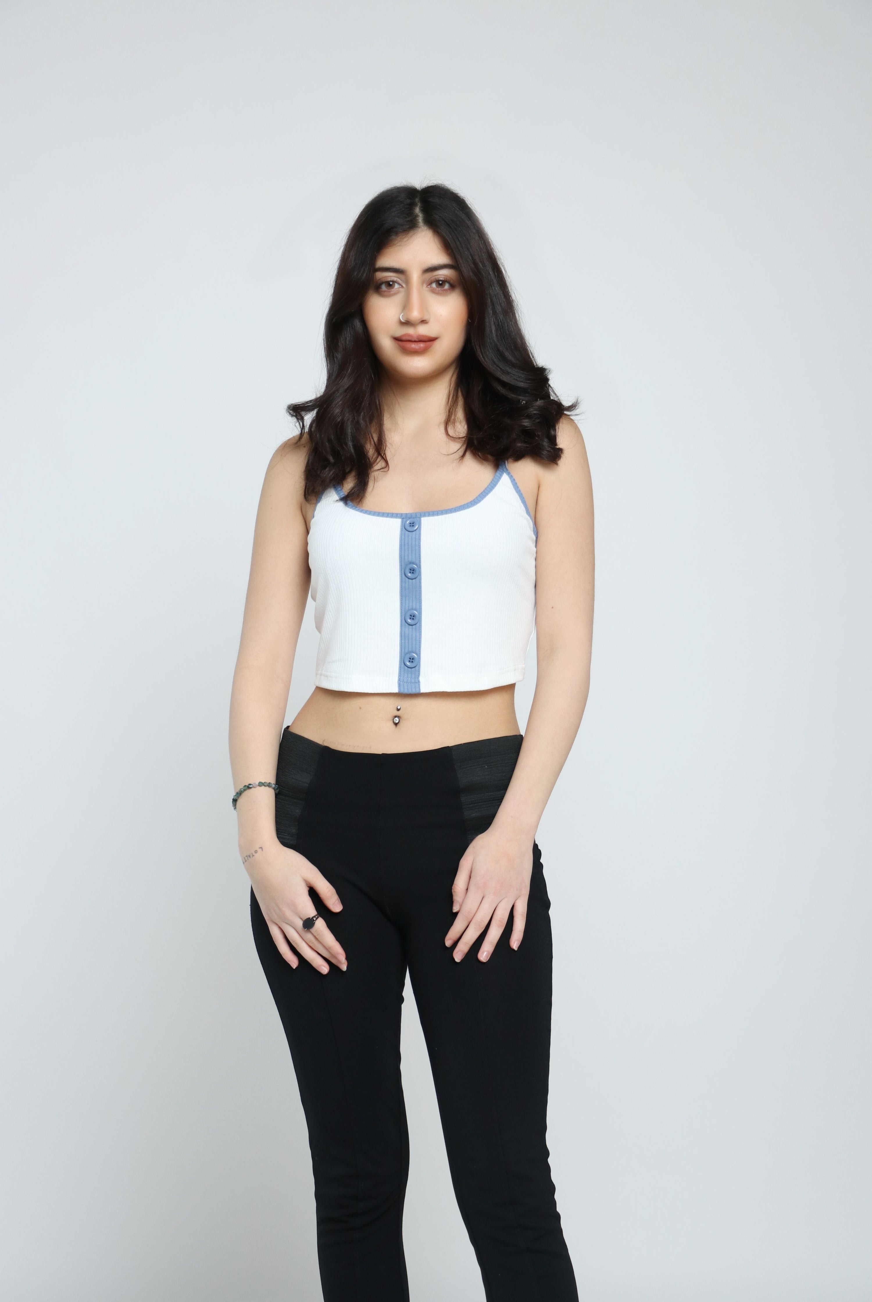 كيتشن بلوزة قصيرة بخط علي الصدر بأزرار