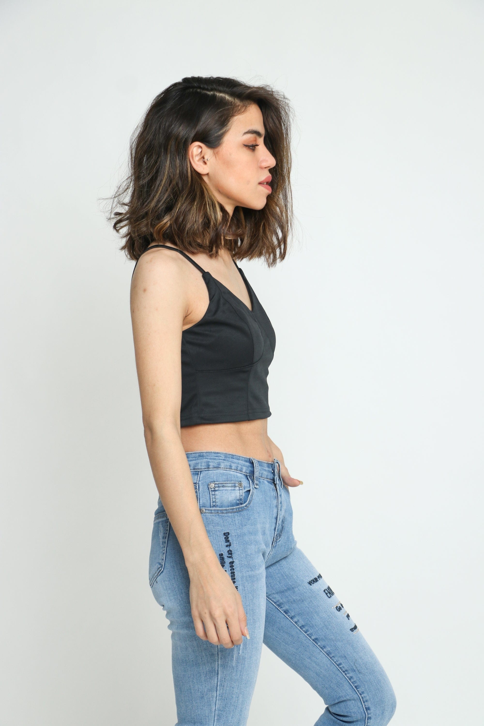 كيتشن بلوزة ساده نص بطن بحمالات رفيعة