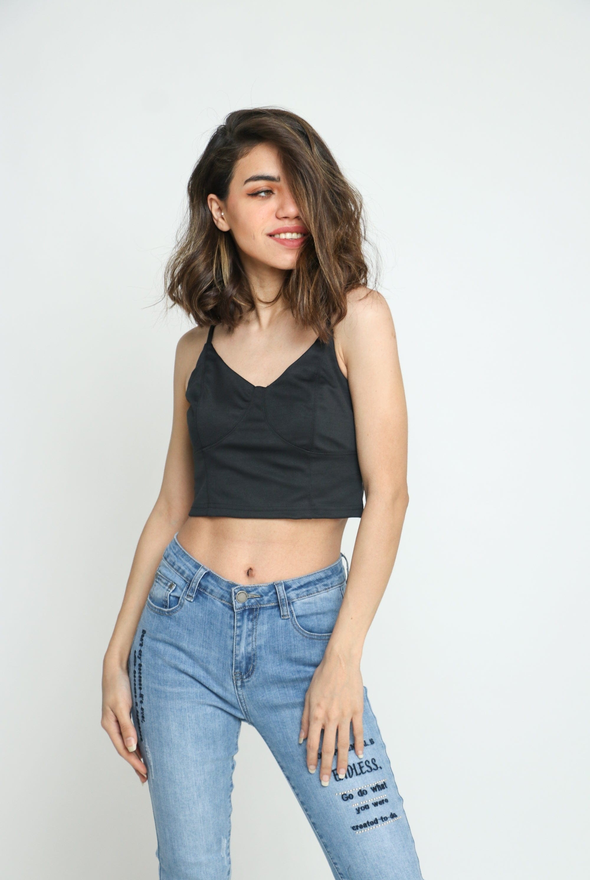 كيتشن بلوزة ساده نص بطن بحمالات رفيعة