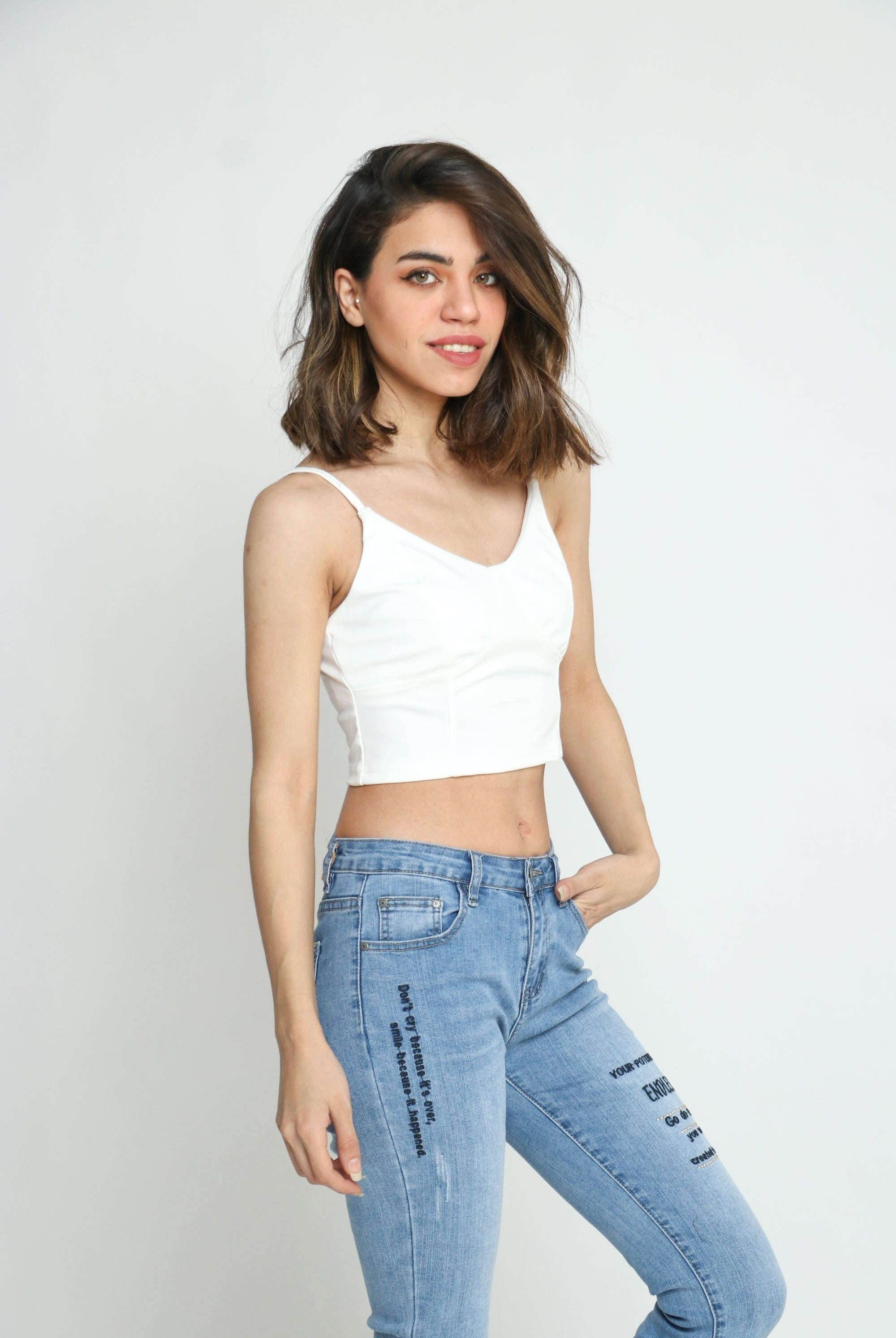 كيتشن بلوزة ساده نص بطن بحمالات رفيعة