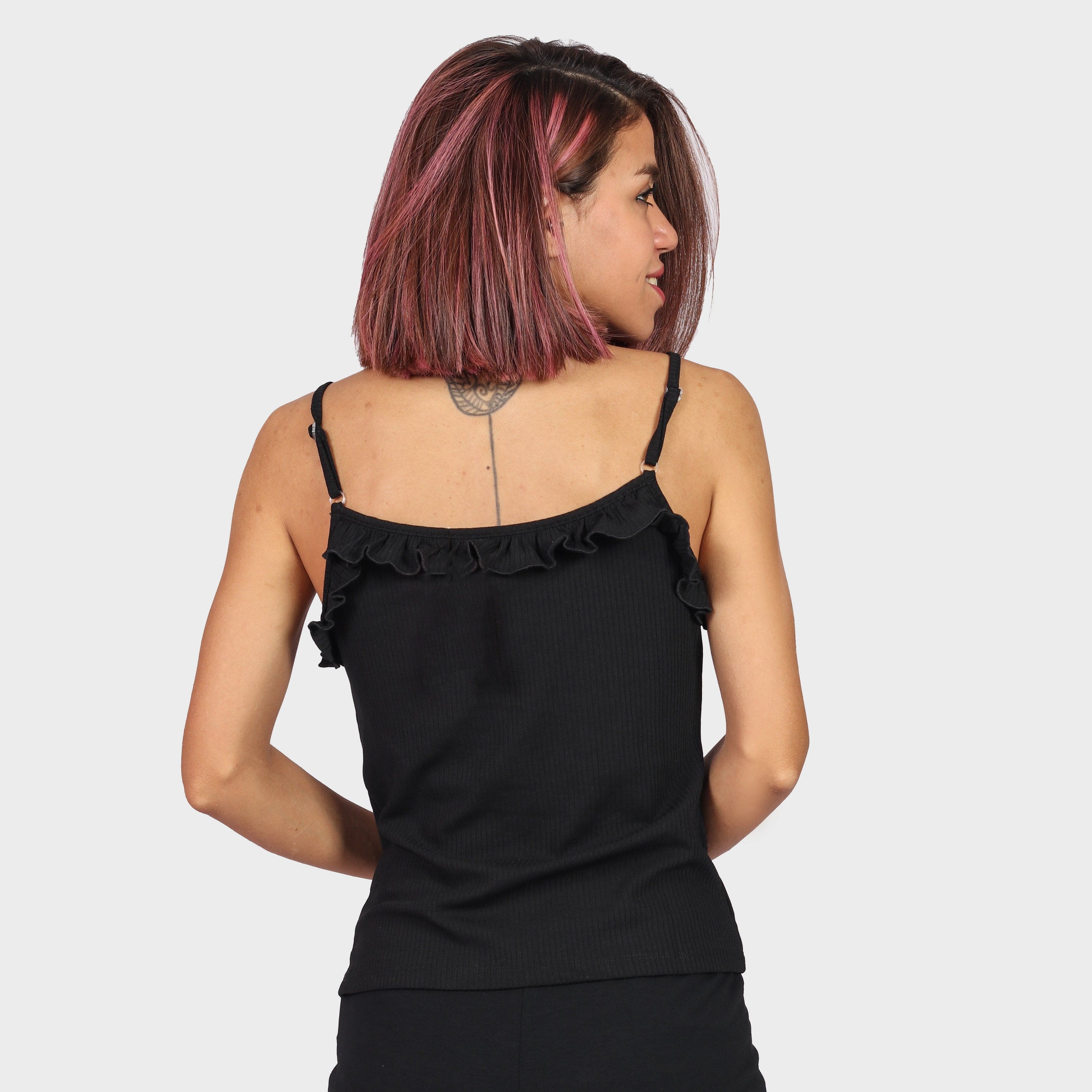 كيتشن بلوزة بحمالات رفيعة بكشكش علي الصدر