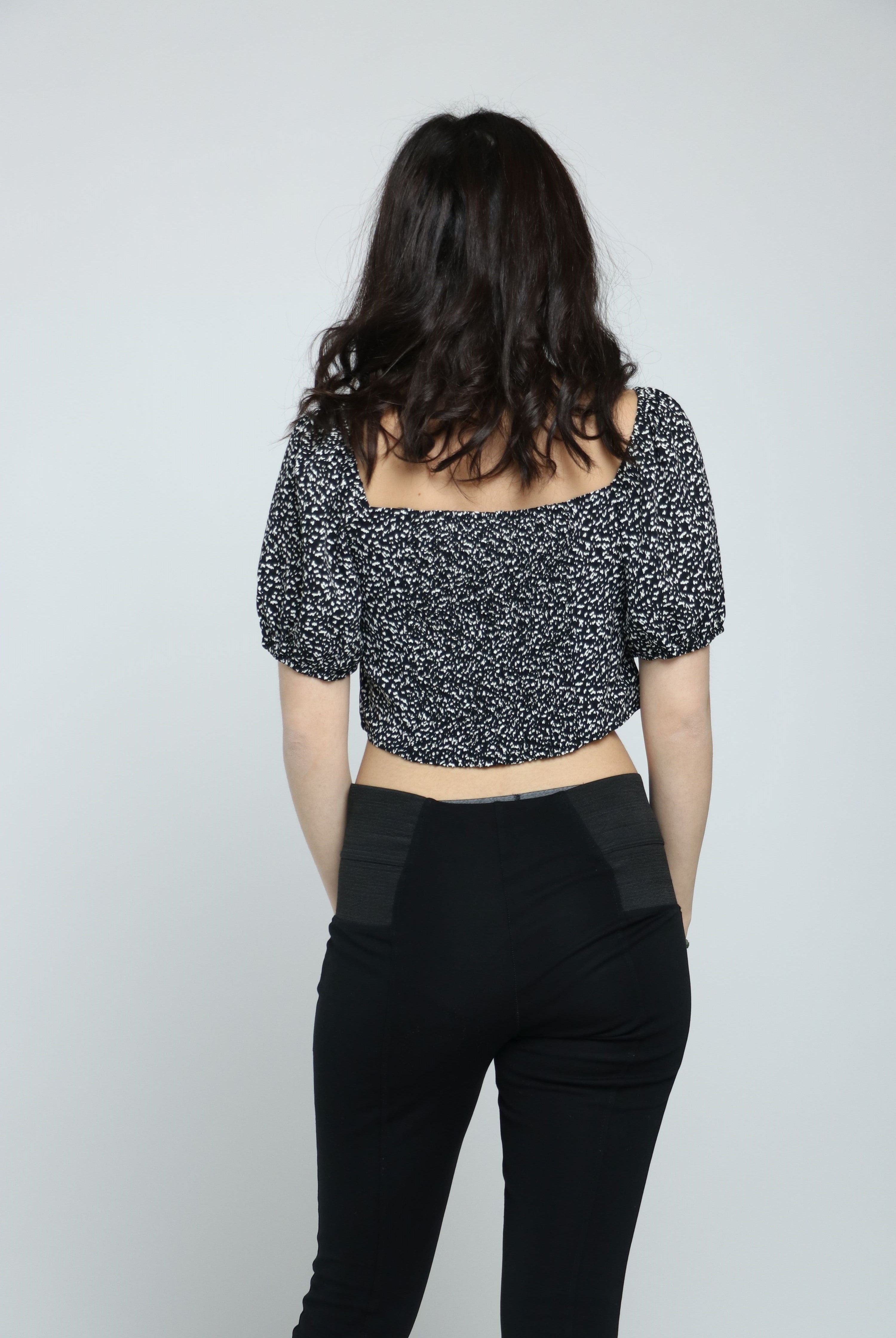 كيتشن بلوزة نص بطن سوداء منقوشة بازرار أمامية وياقة مربعة نص كم منفوخ نسائي أسود