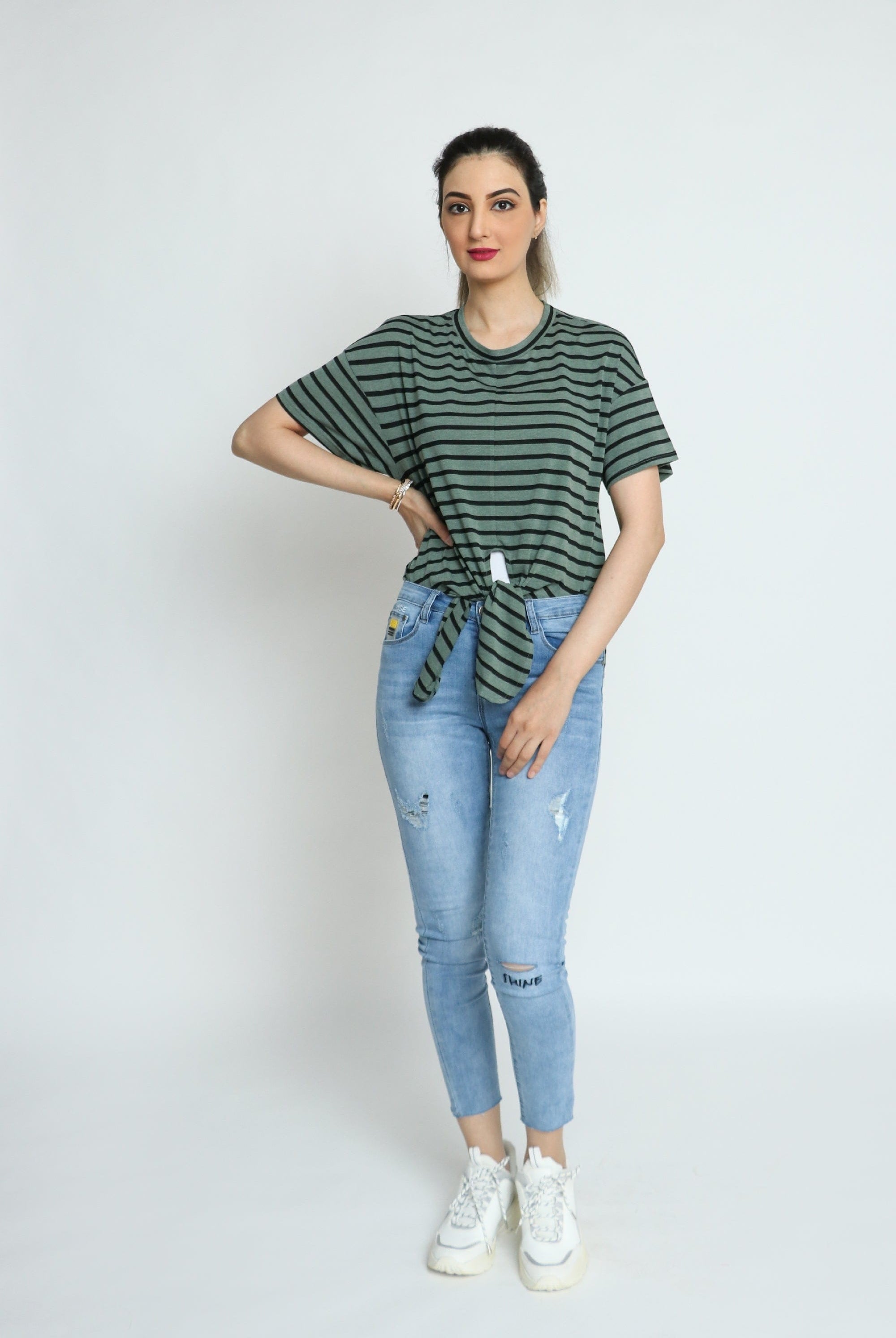 كيتشن تيشيرت مقلم بالعرض طويل من الخلف مع ربطة خصر نسائية