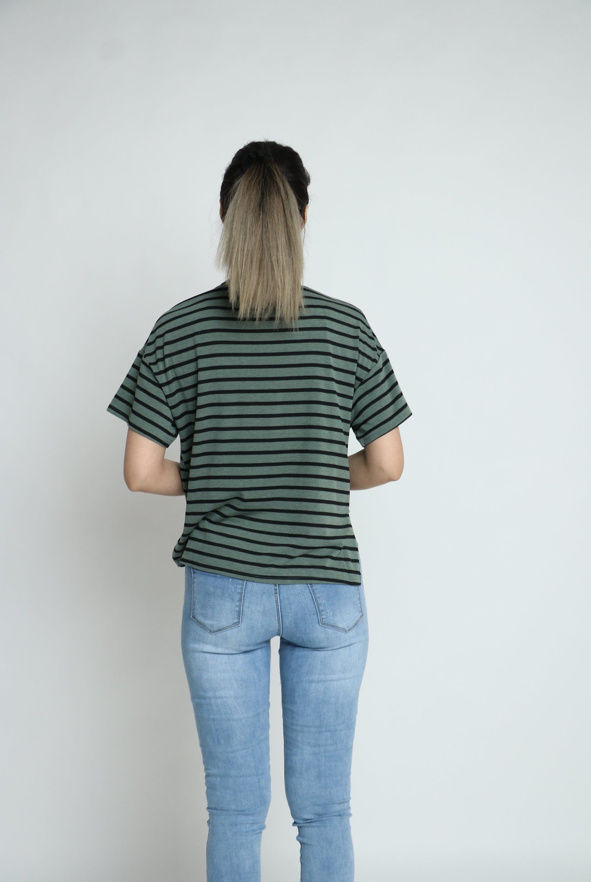 كيتشن تيشيرت مقلم بالعرض طويل من الخلف مع ربطة خصر نسائية