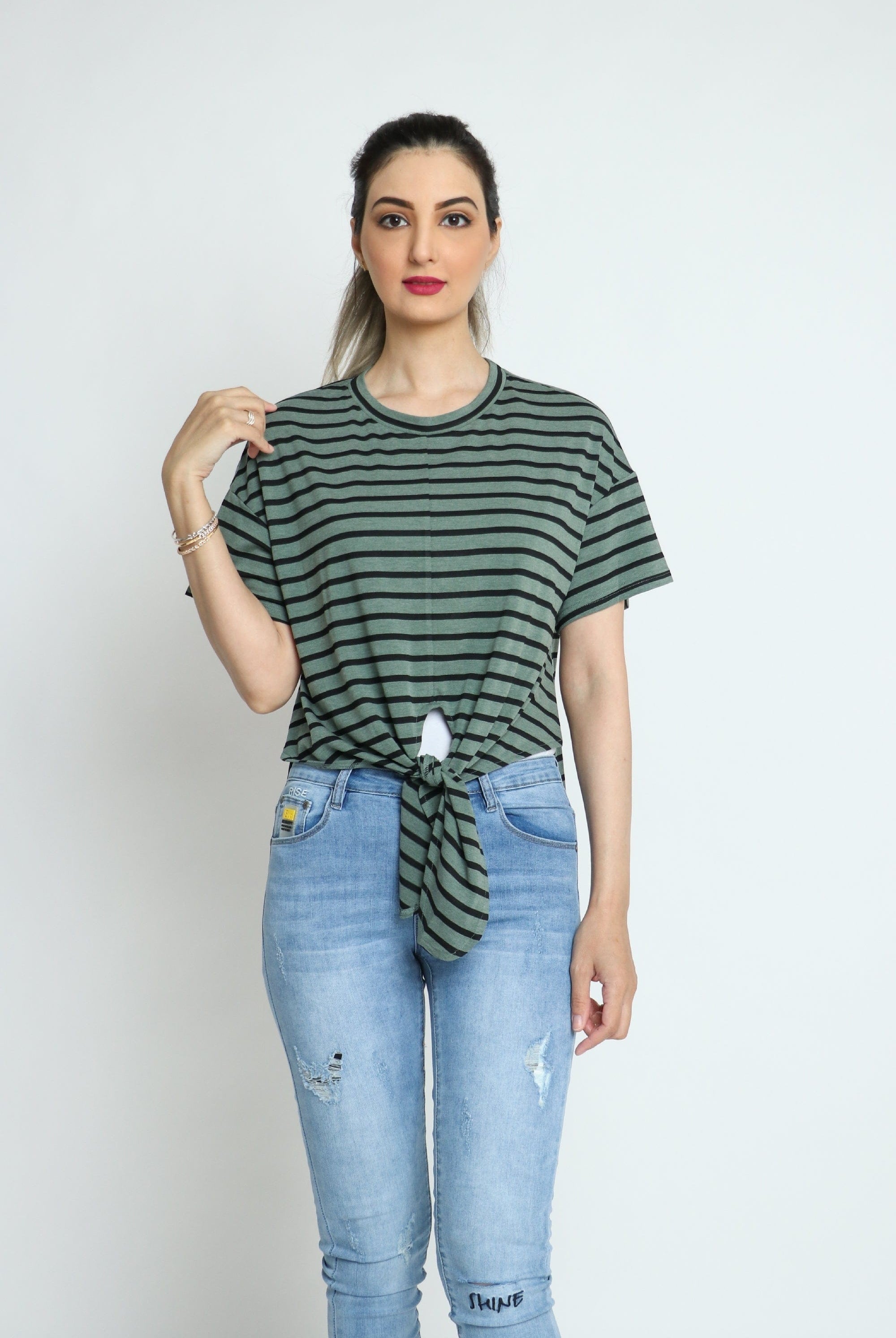 كيتشن تيشيرت مقلم بالعرض طويل من الخلف مع ربطة خصر نسائية