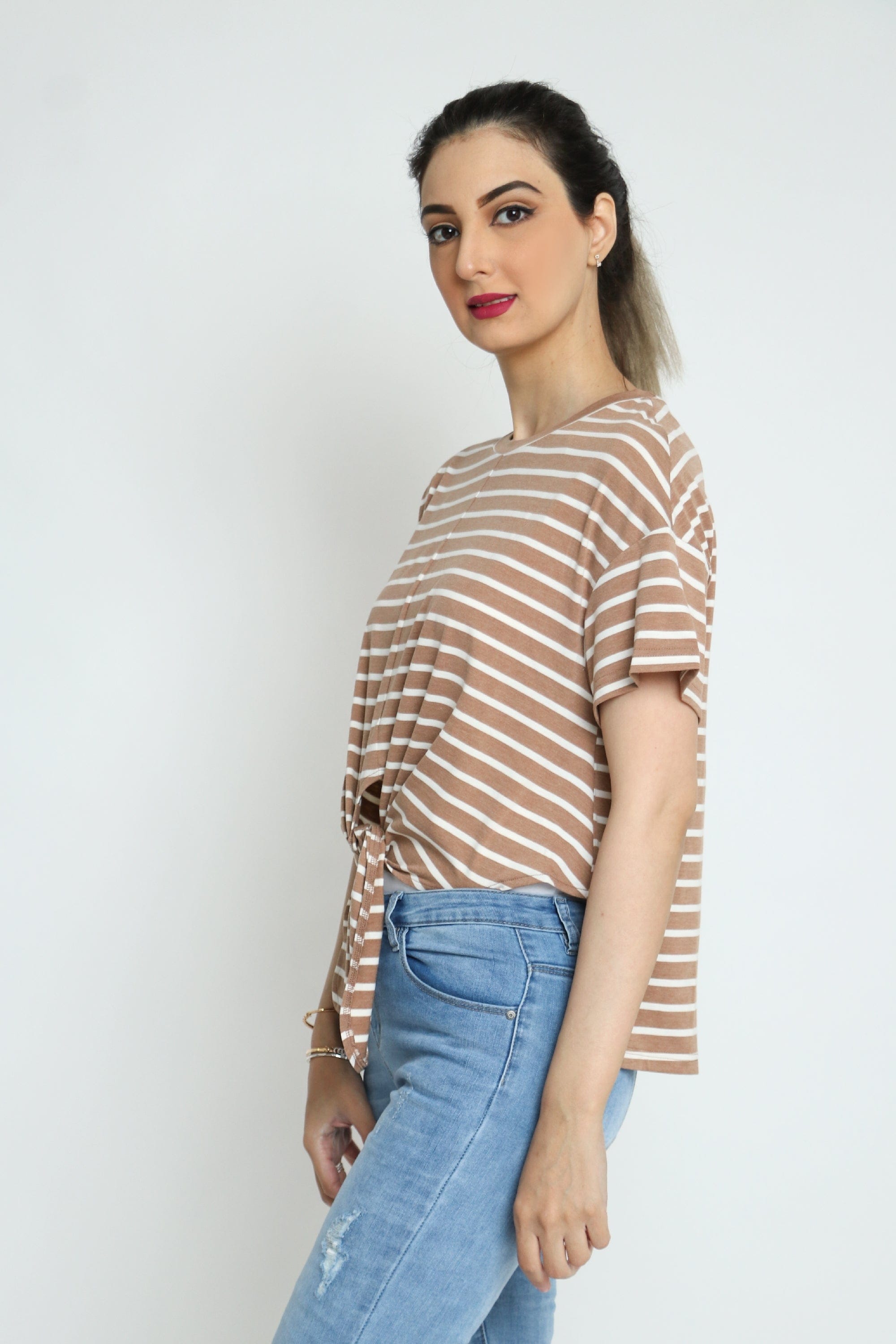 كيتشن تيشيرت مقلم بالعرض طويل من الخلف مع ربطة خصر نسائية