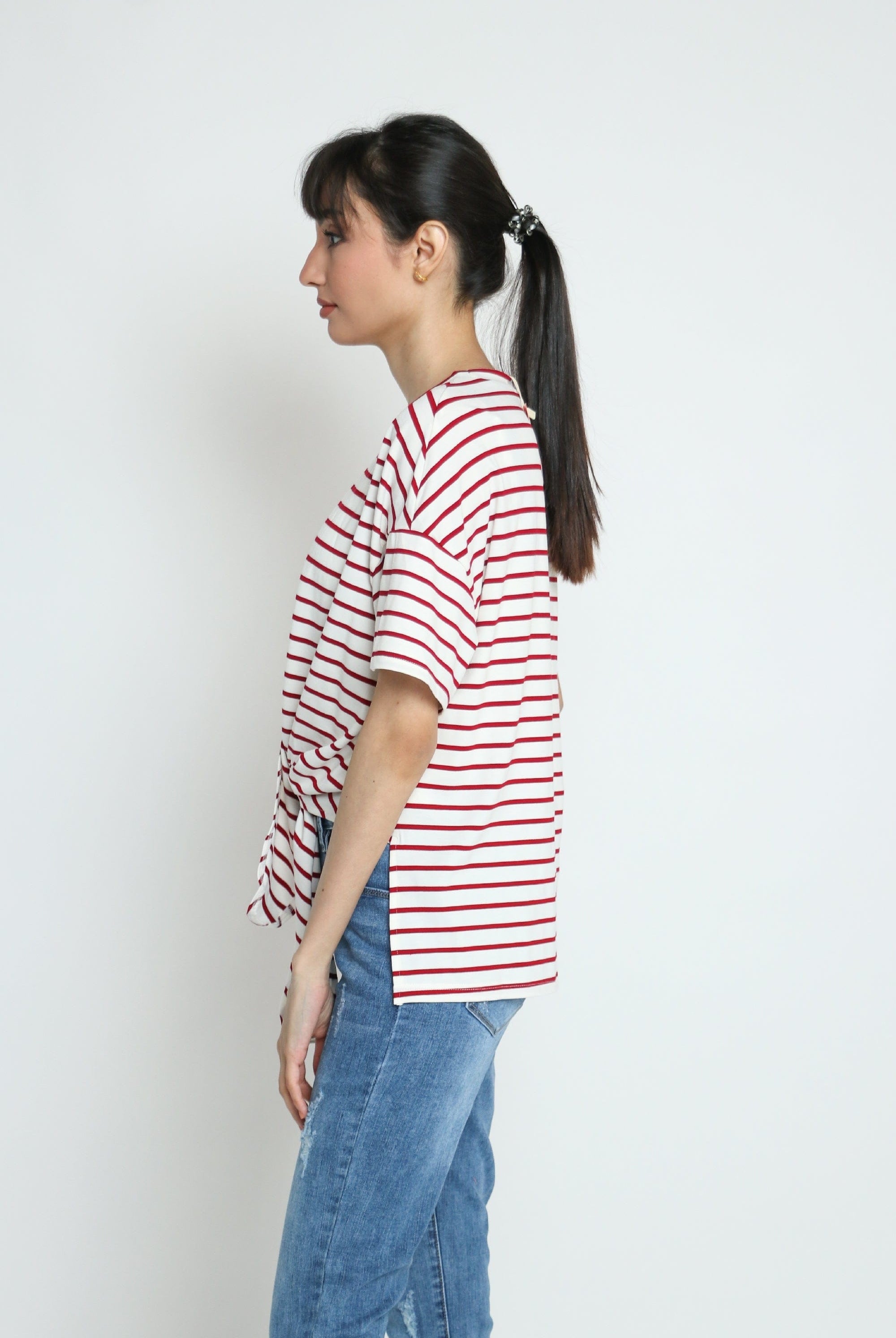 كيتشن تيشيرت مقلم بالعرض طويل من الخلف مع ربطة خصر نسائية