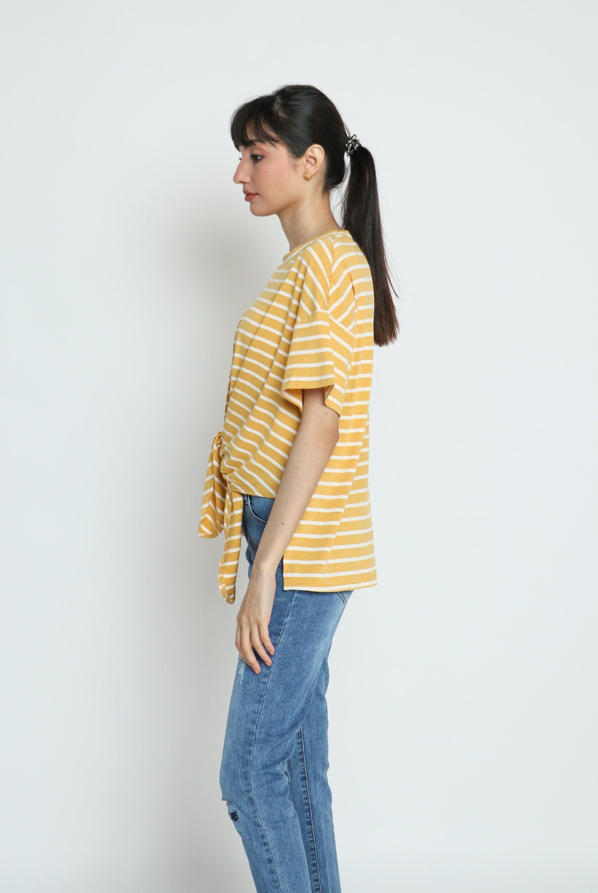 كيتشن تيشيرت مقلم بالعرض طويل من الخلف مع ربطة خصر نسائية