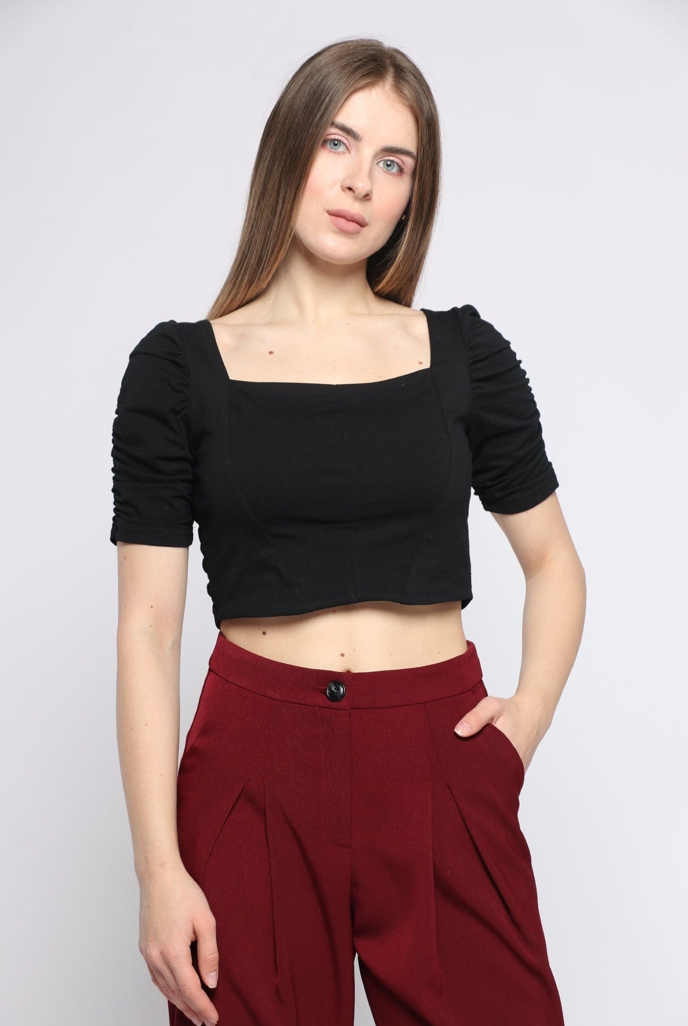 كيتشن بلوزة بأكمام قصيرة نص بطن بفتحة صدر مربعة