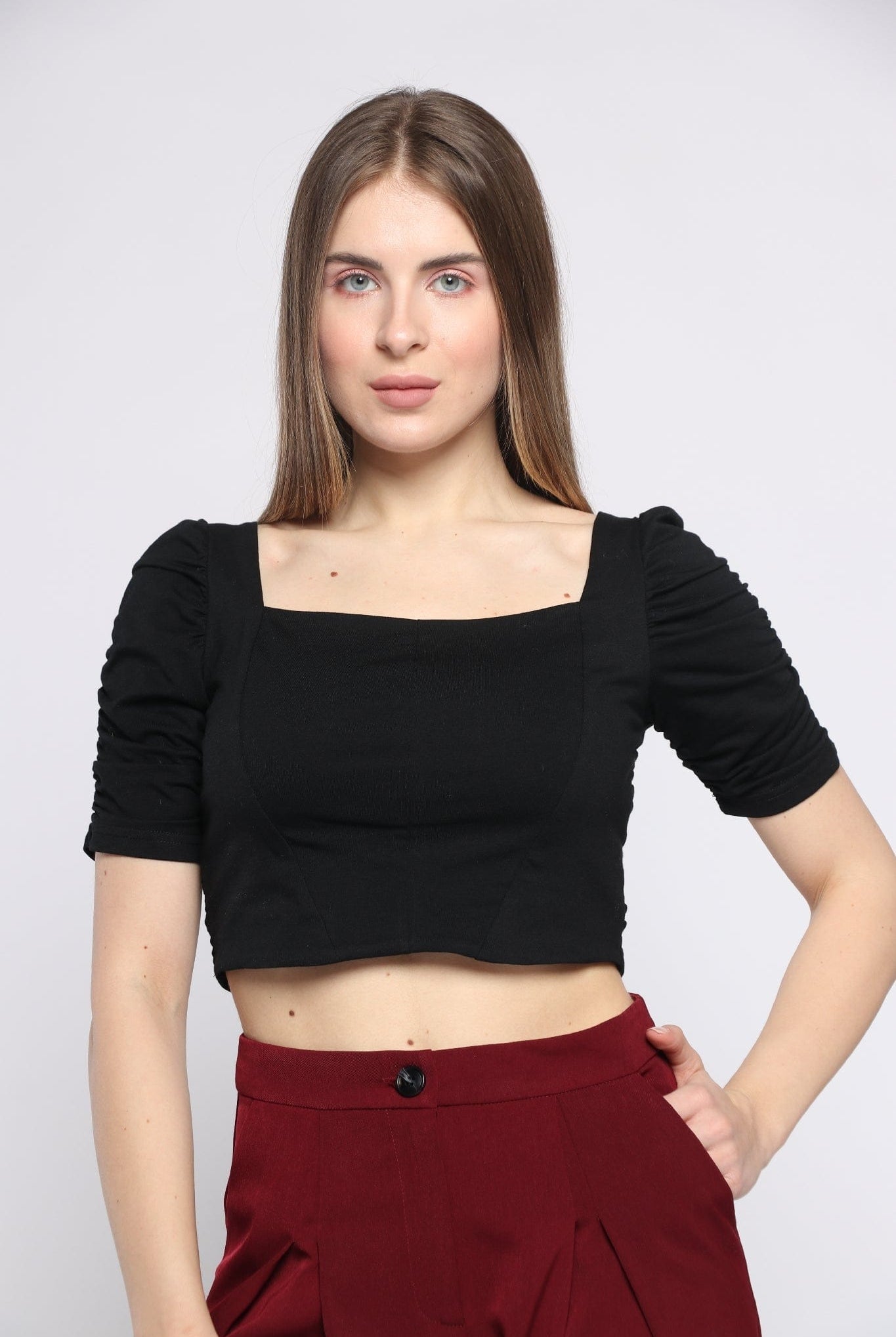 كيتشن بلوزة بأكمام قصيرة نص بطن بفتحة صدر مربعة