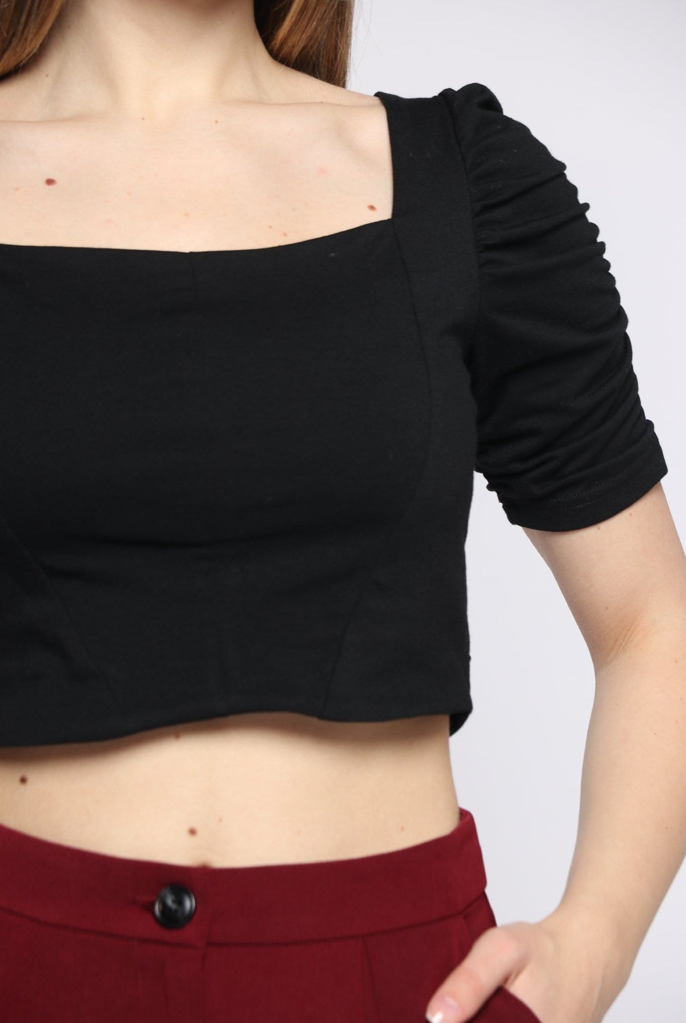 كيتشن بلوزة بأكمام قصيرة نص بطن بفتحة صدر مربعة