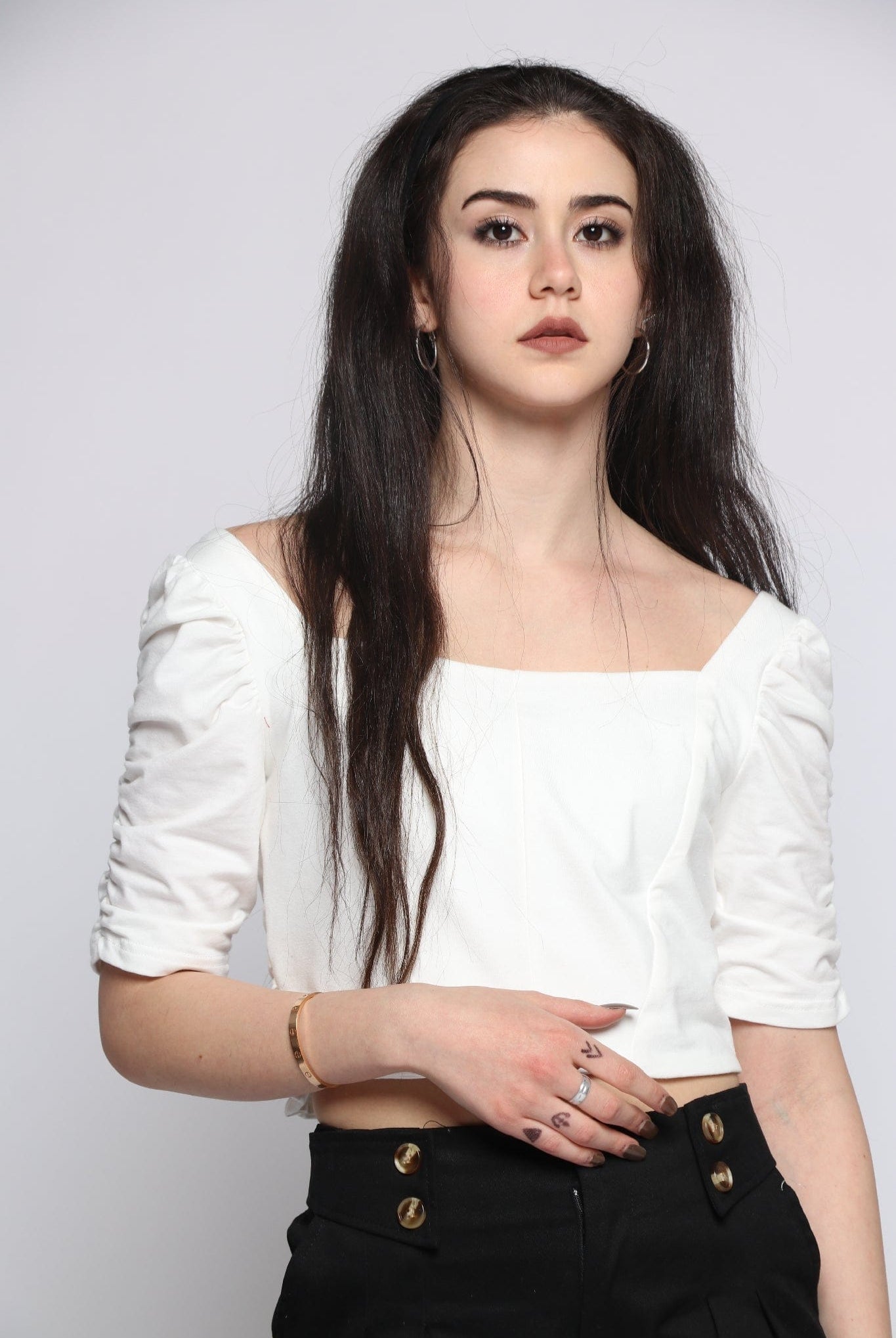 كيتشن بلوزة بأكمام قصيرة نص بطن بفتحة صدر مربعة