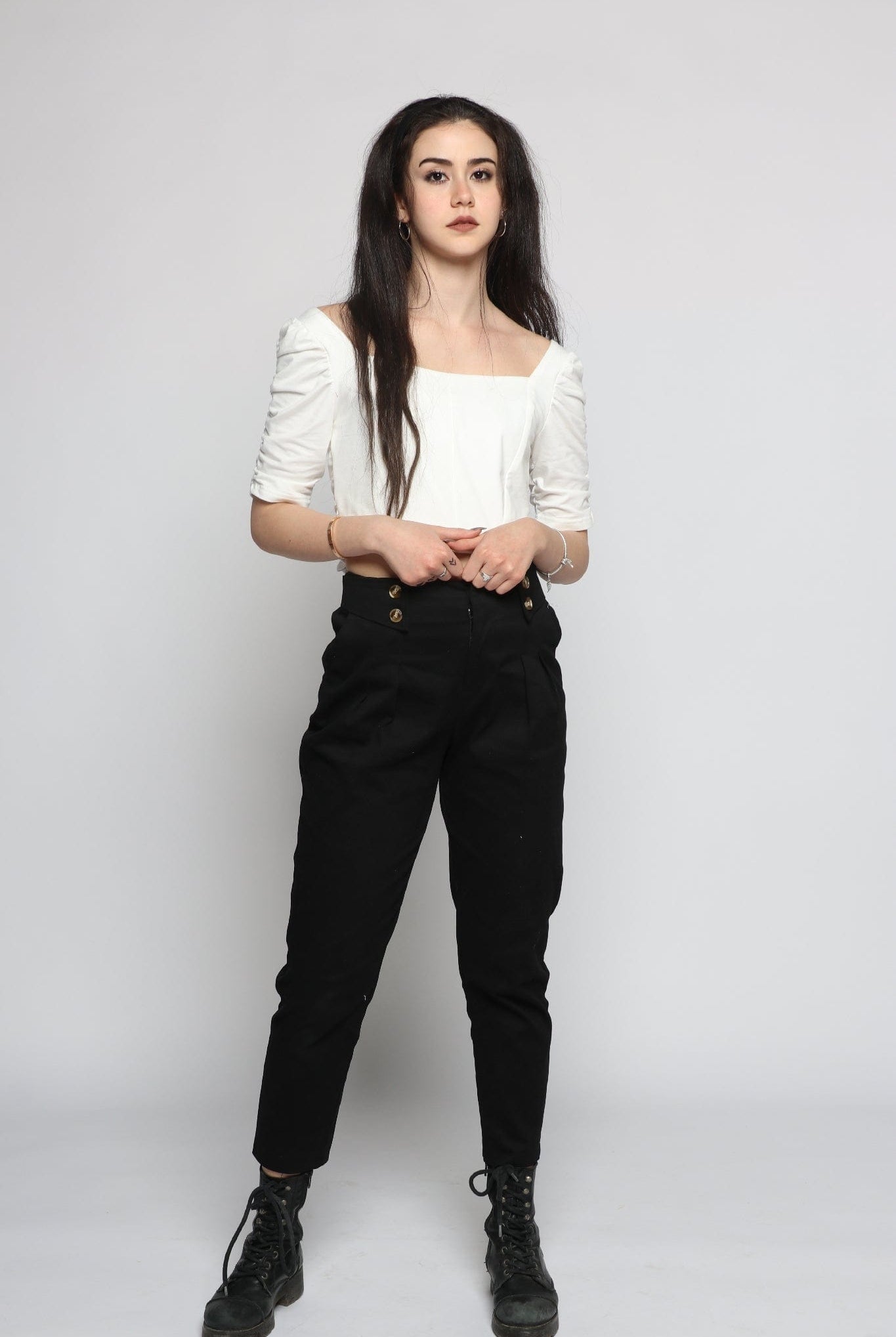 كيتشن بلوزة بأكمام قصيرة نص بطن بفتحة صدر مربعة