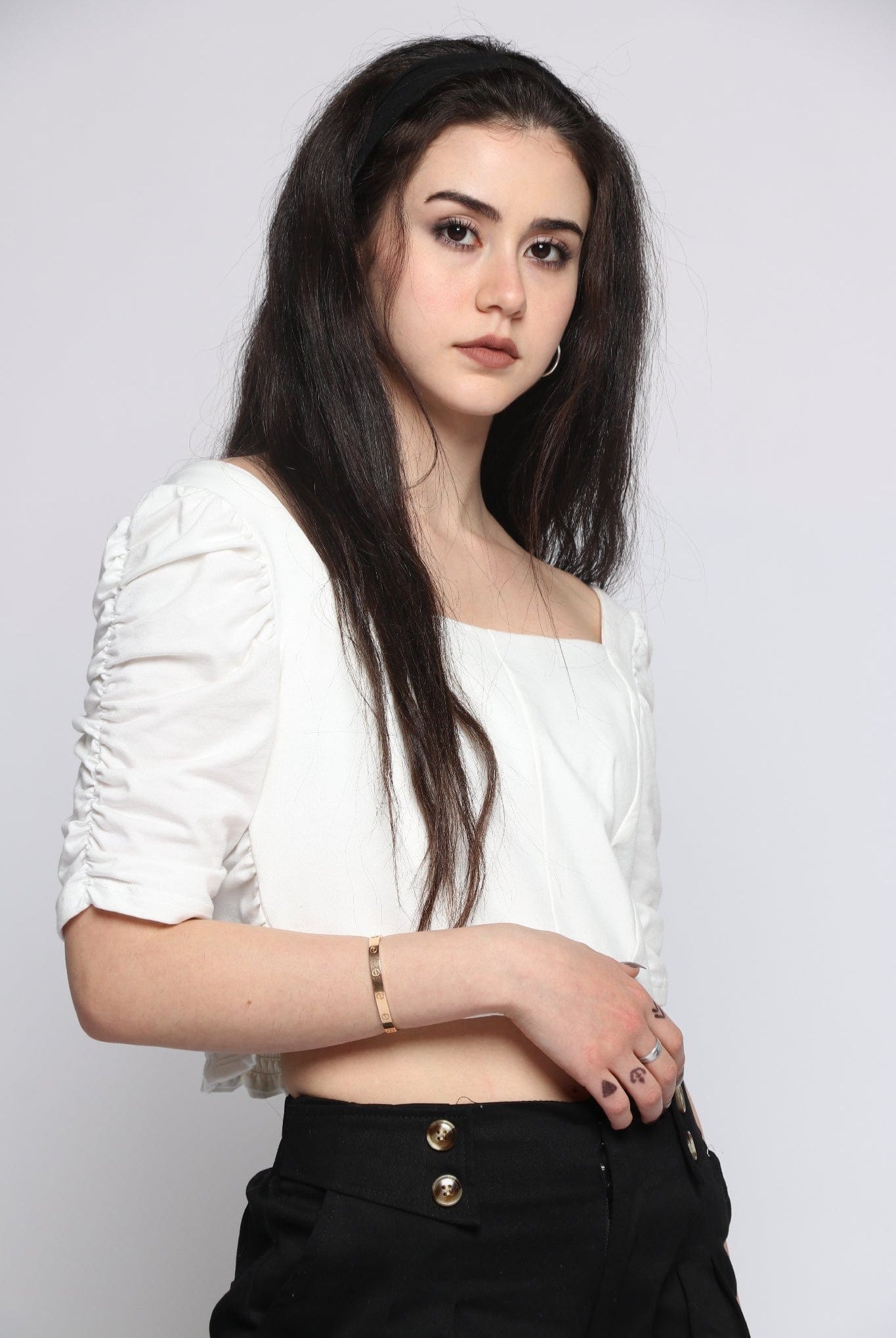 كيتشن بلوزة بأكمام قصيرة نص بطن بفتحة صدر مربعة