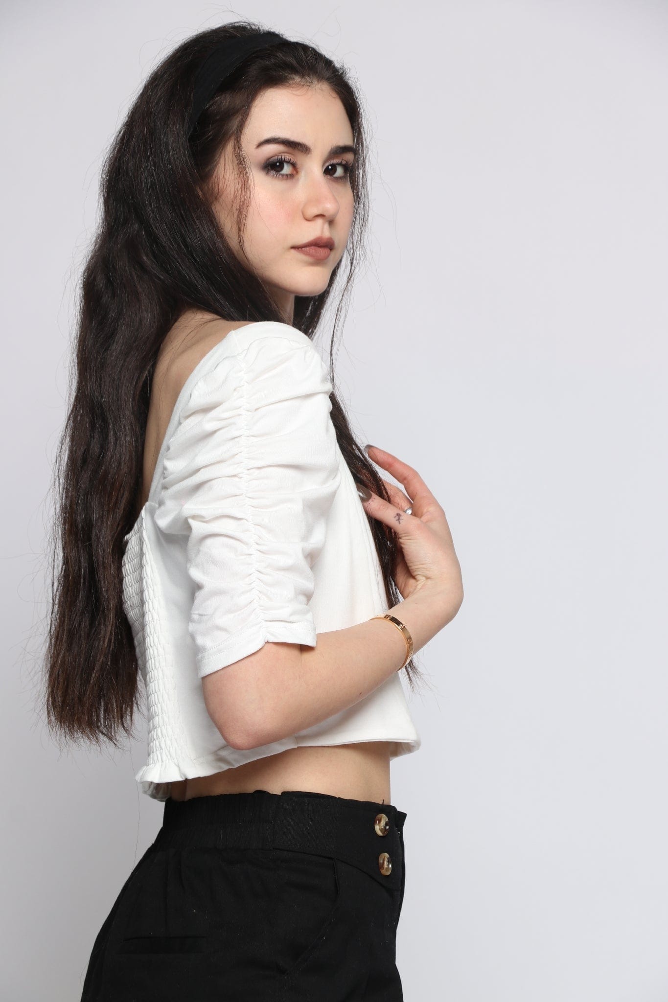 كيتشن بلوزة بأكمام قصيرة نص بطن بفتحة صدر مربعة