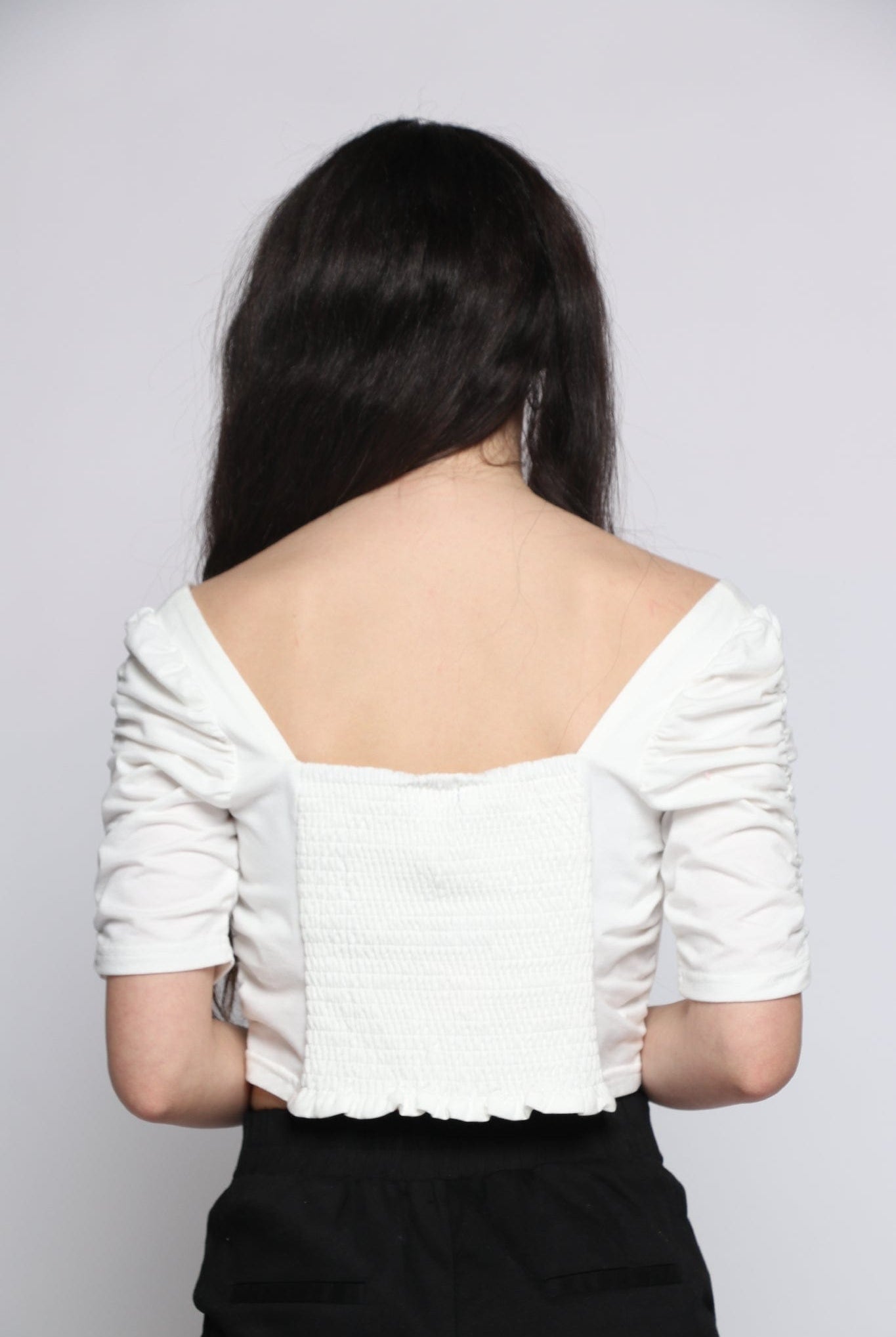 كيتشن بلوزة بأكمام قصيرة نص بطن بفتحة صدر مربعة