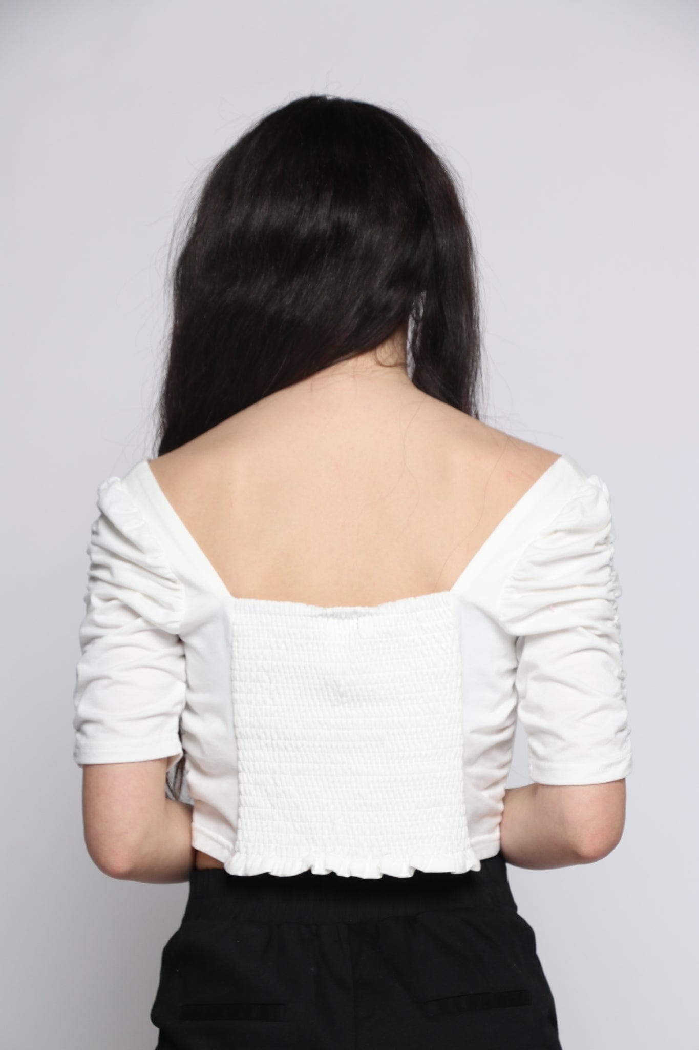 كيتشن بلوزة بأكمام قصيرة نص بطن بفتحة صدر مربعة