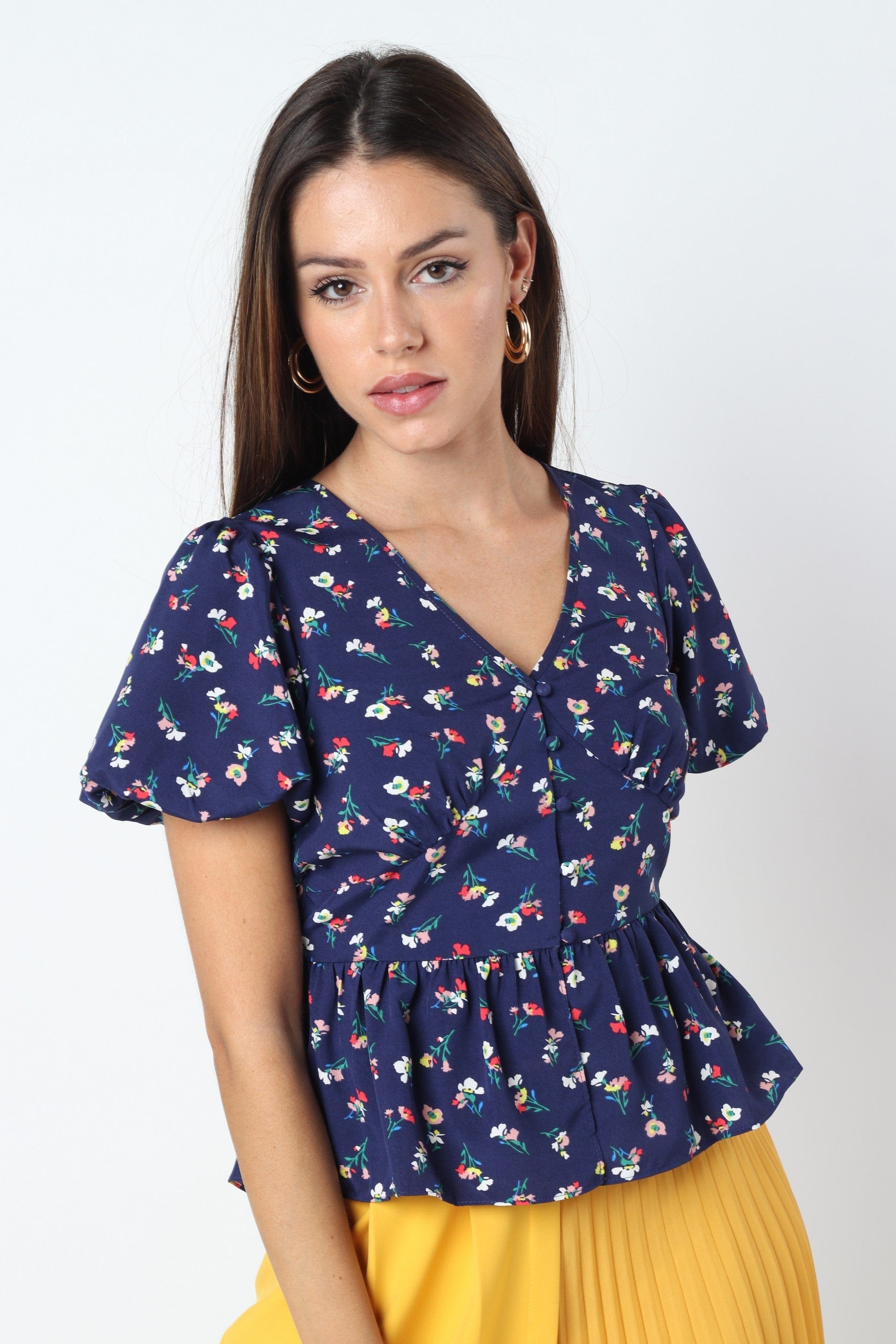 كيتشن بلوزة قصيرة الأكمام موردة بفتحة V