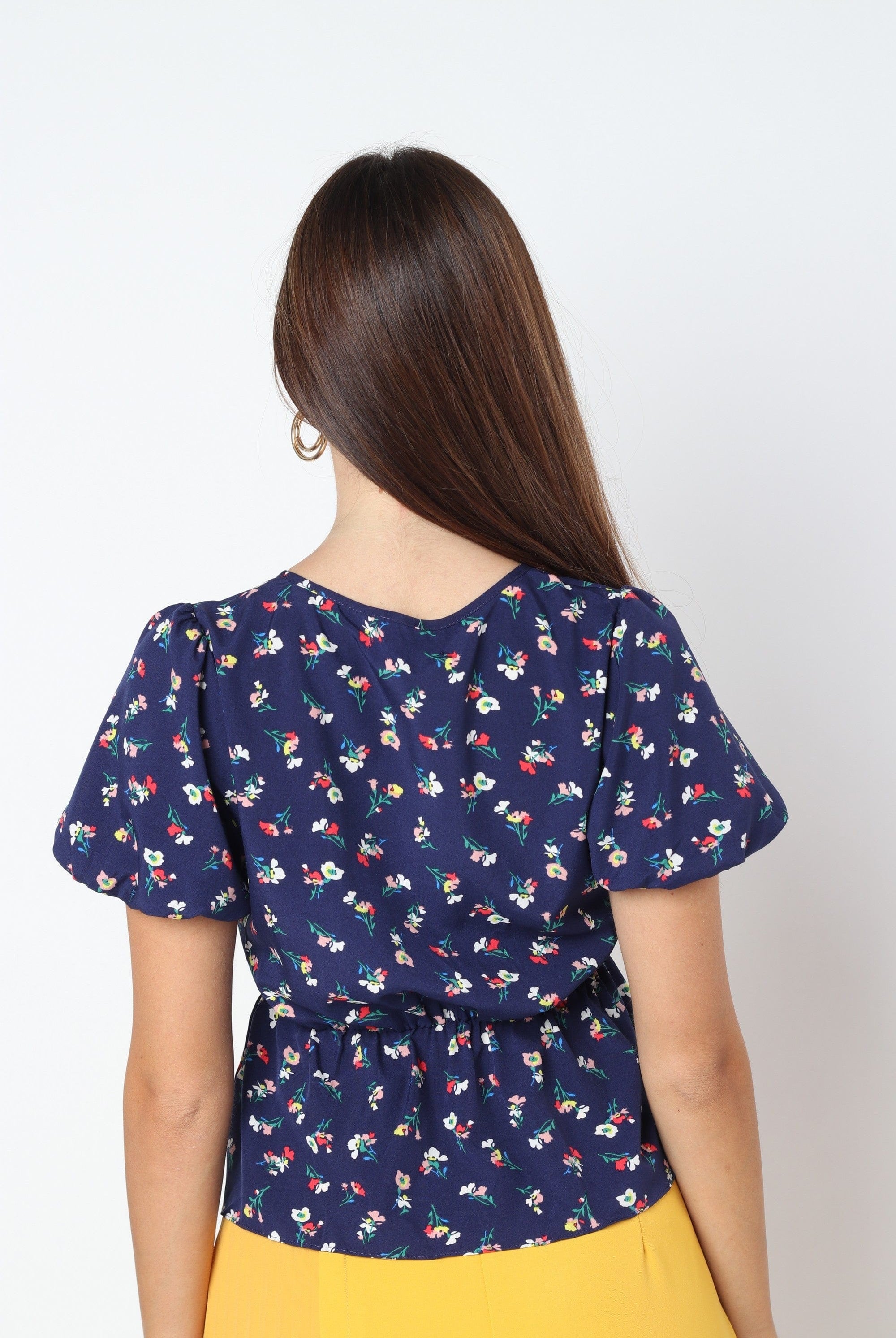 كيتشن بلوزة قصيرة الأكمام موردة بفتحة V