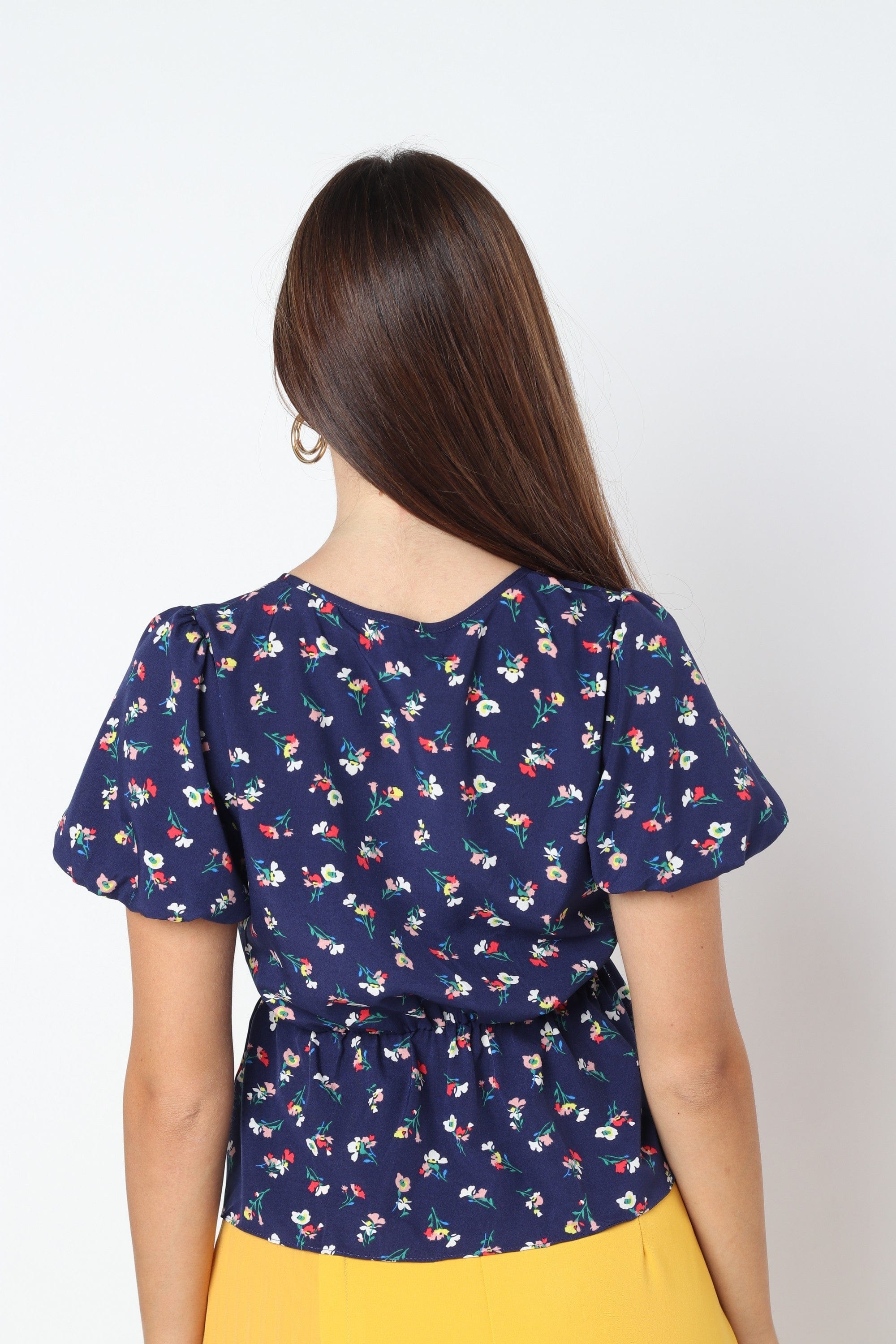 كيتشن بلوزة قصيرة الأكمام موردة بفتحة V