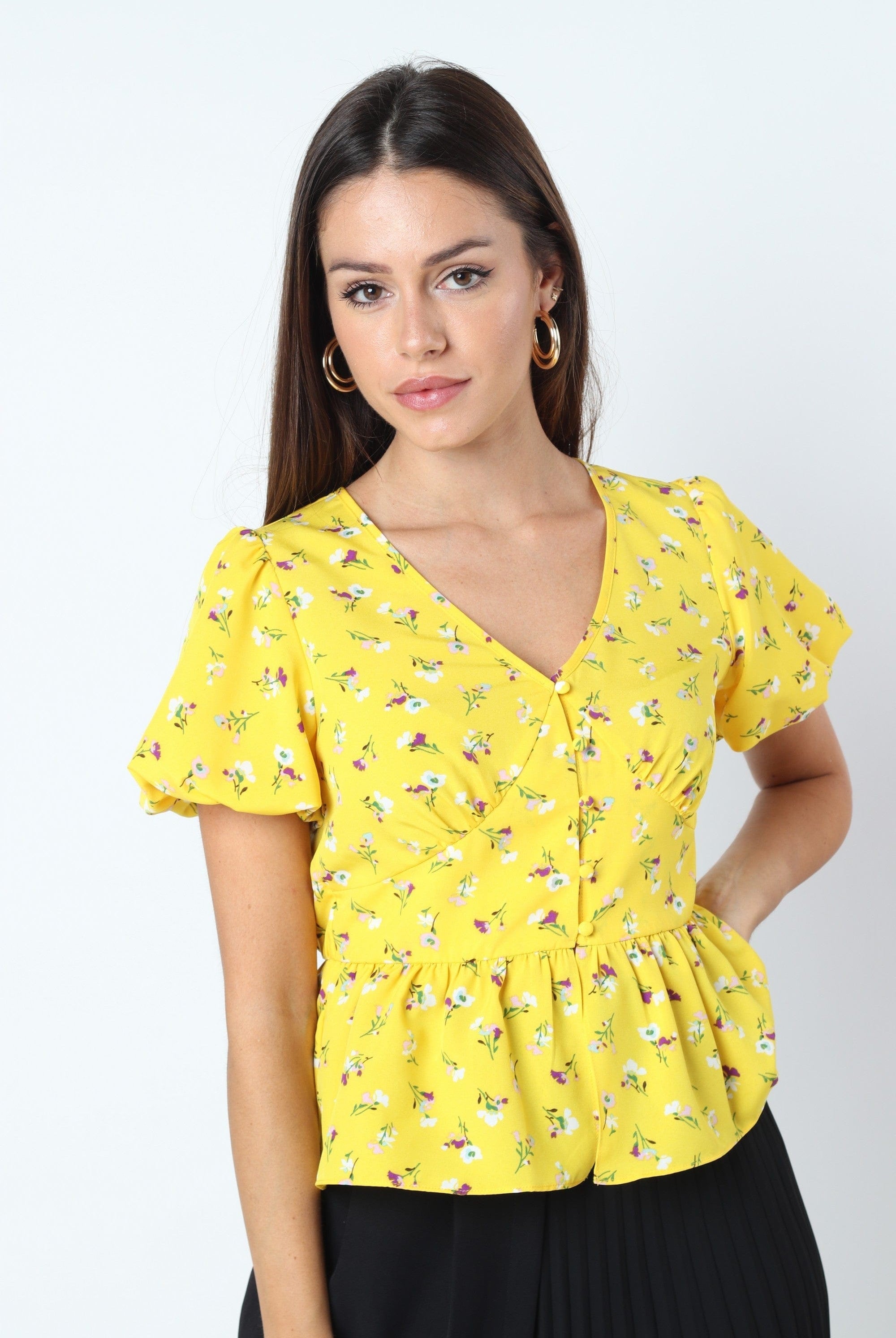 كيتشن بلوزة قصيرة الأكمام موردة بفتحة V