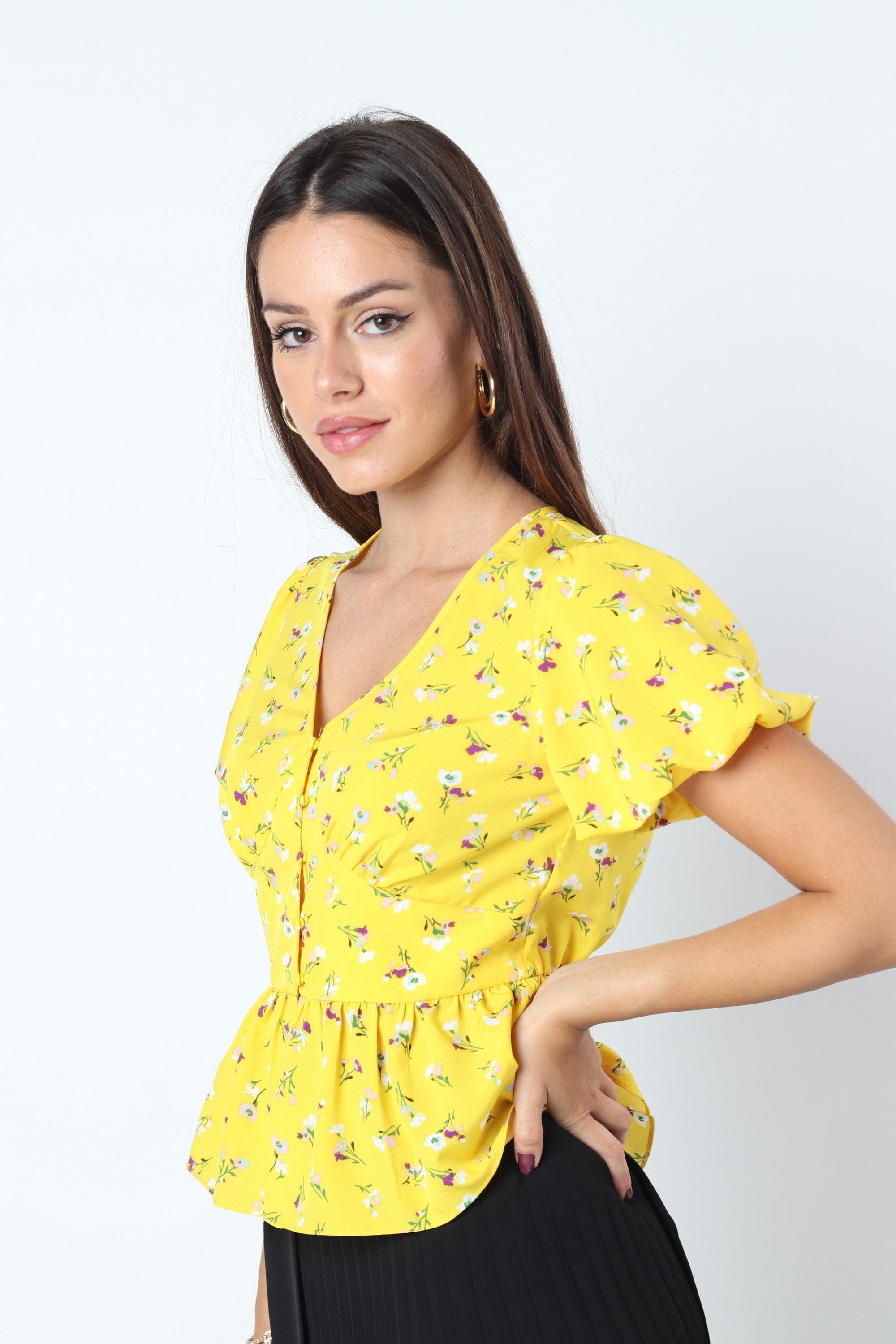 كيتشن بلوزة قصيرة الأكمام موردة بفتحة V